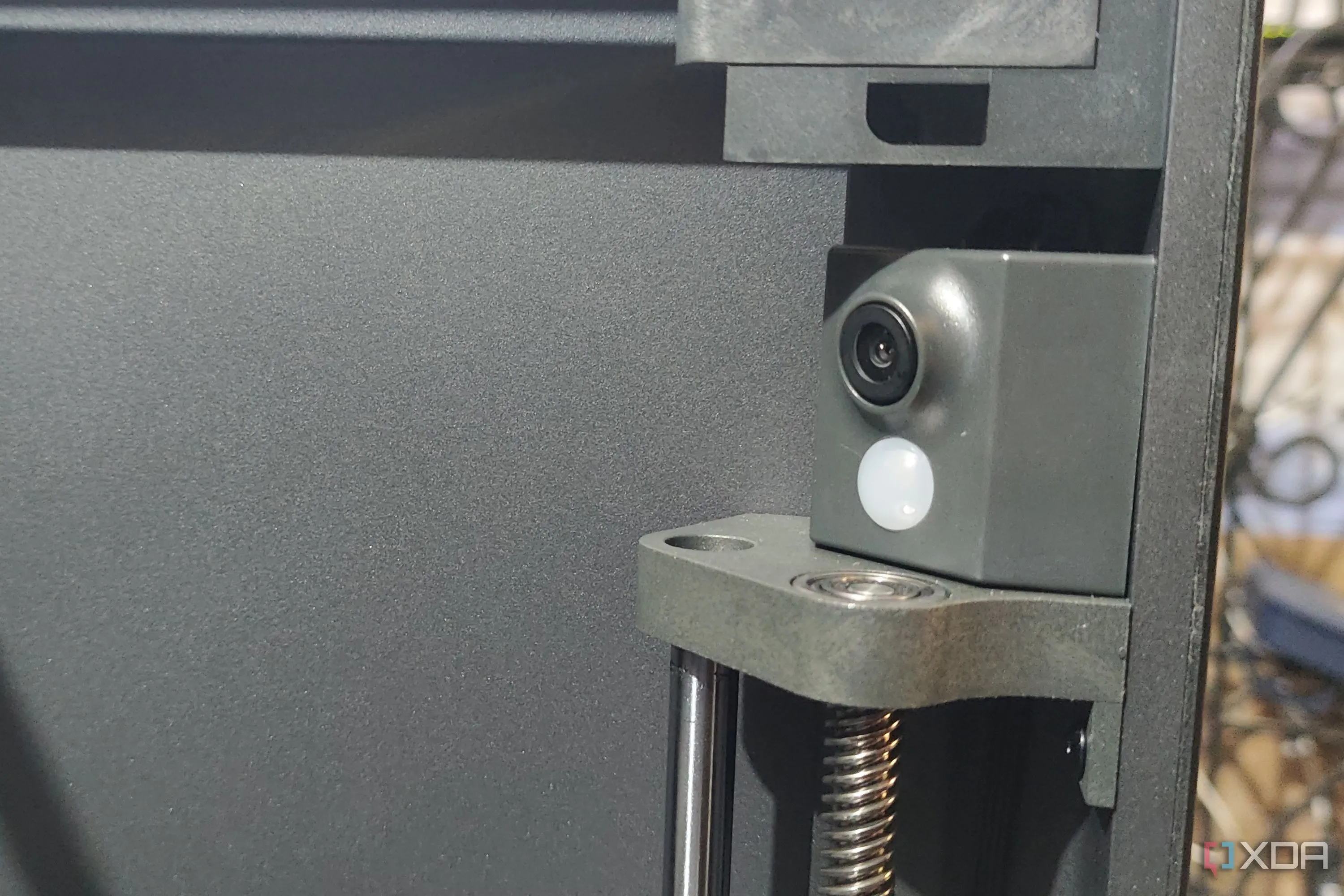 Camera tích hợp bên trong máy in 3D Elegoo Centauri Carbon, gần khu vực đèn LED.