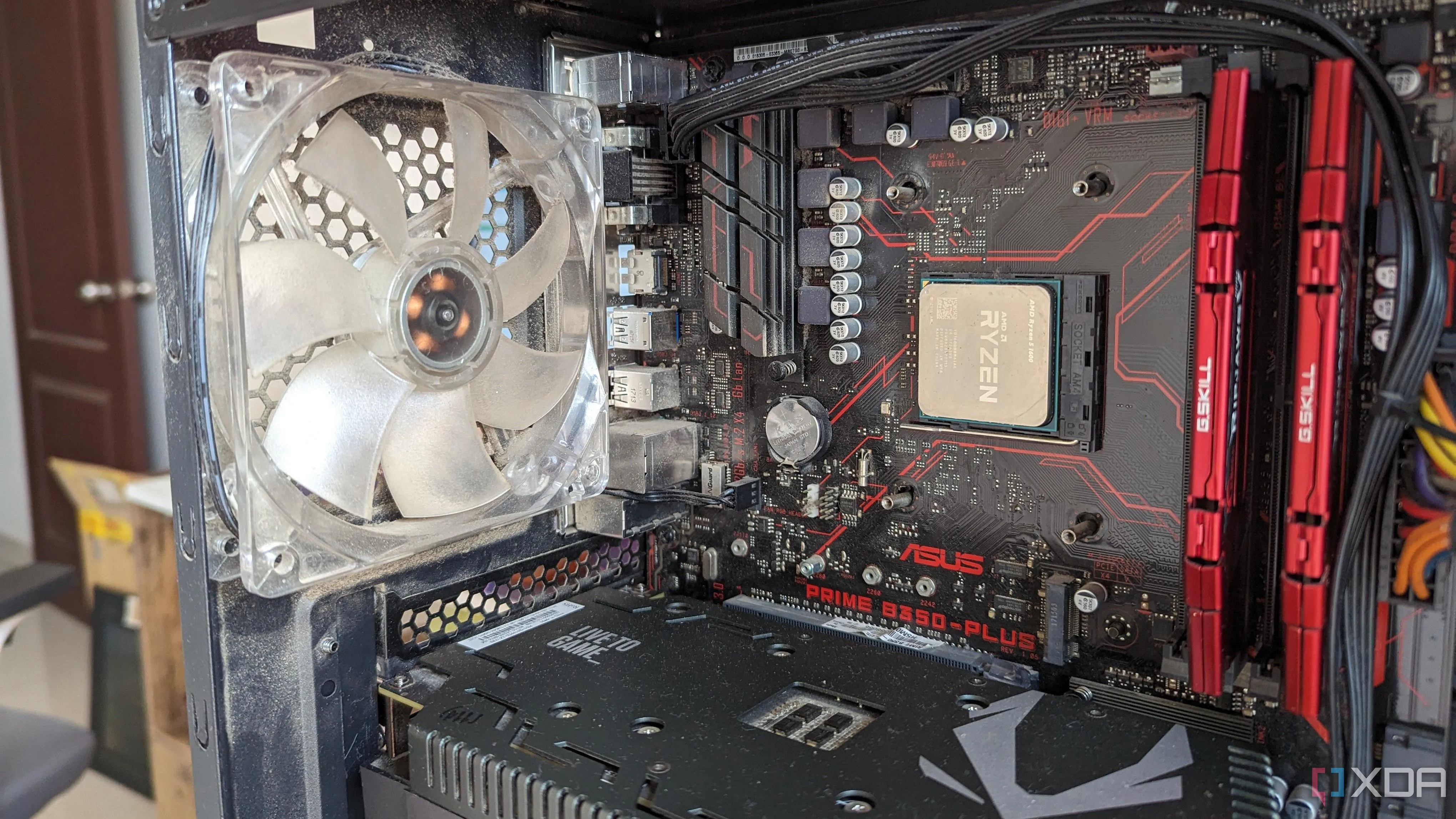 Cận cảnh bên trong một bộ PC gaming với CPU, GPU, bo mạch chủ và RAM