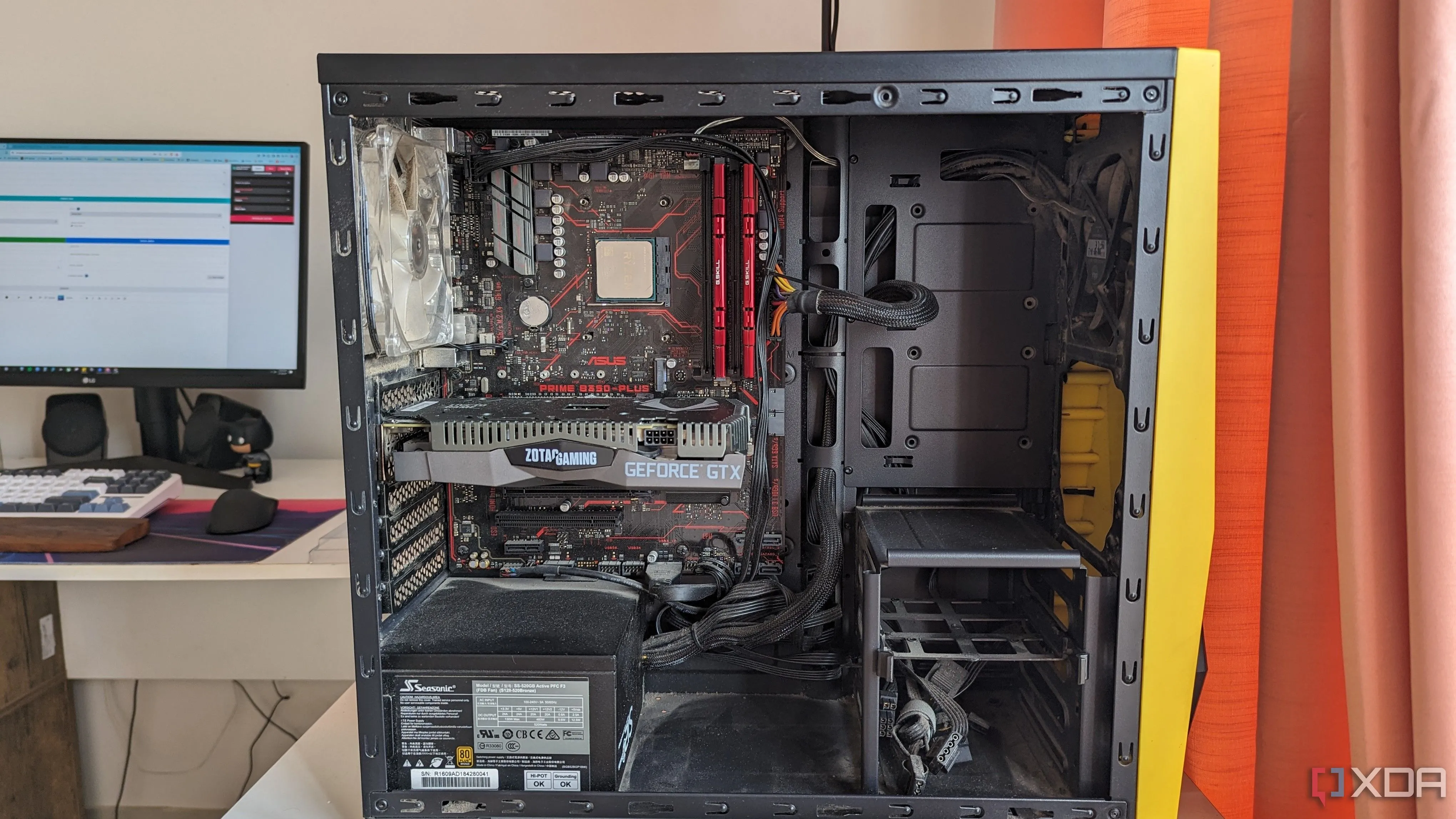 Cận cảnh bên trong một PC gaming với bảng điều khiển bên đã tháo rời