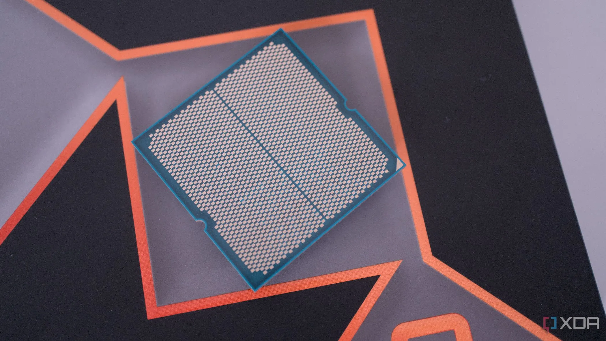Cận cảnh các chân tiếp xúc (contacts) của bộ xử lý AMD Ryzen 9 9950X