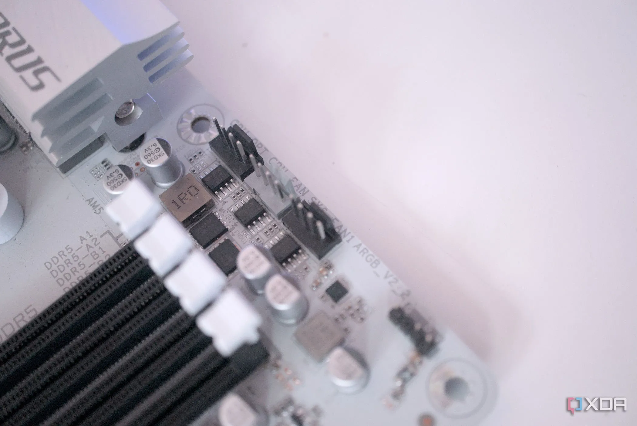 Cận cảnh các cổng header quạt và RGB trên bo mạch chủ Gigabyte B650 Aorus Elite AX Ice