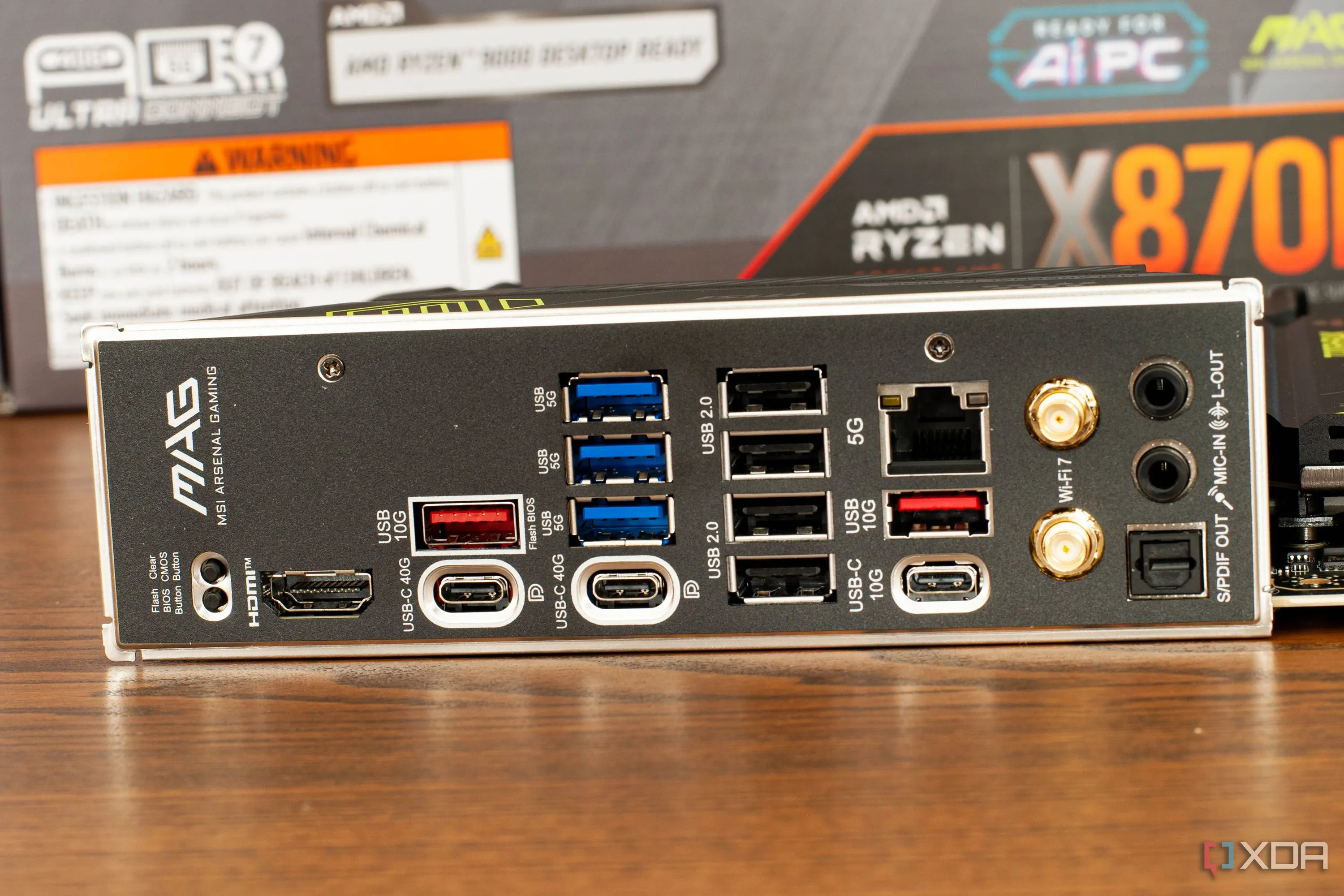 Cận cảnh các cổng kết nối I/O phía sau của bo mạch chủ MSI với đa dạng cổng USB