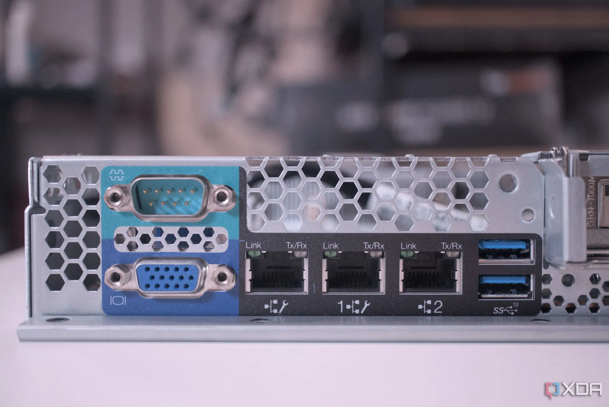 Cận cảnh các cổng kết nối phía sau của máy chủ Lenovo ThinkServer SR250 V2, phù hợp cho việc làm media server tại nhà