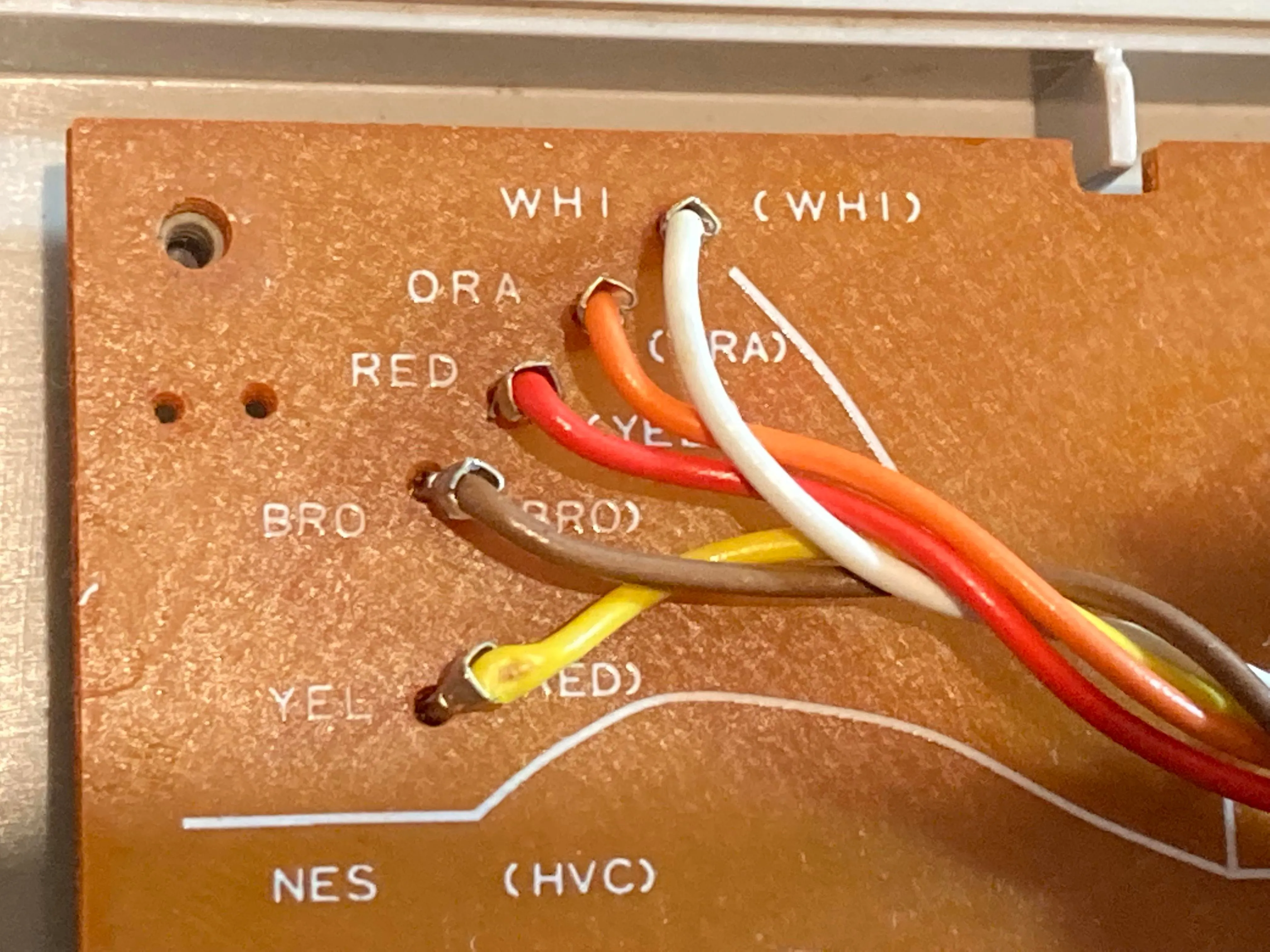 Cận cảnh các điểm kết nối dây cáp màu sắc trên bảng mạch in (PCB) của tay cầm NES