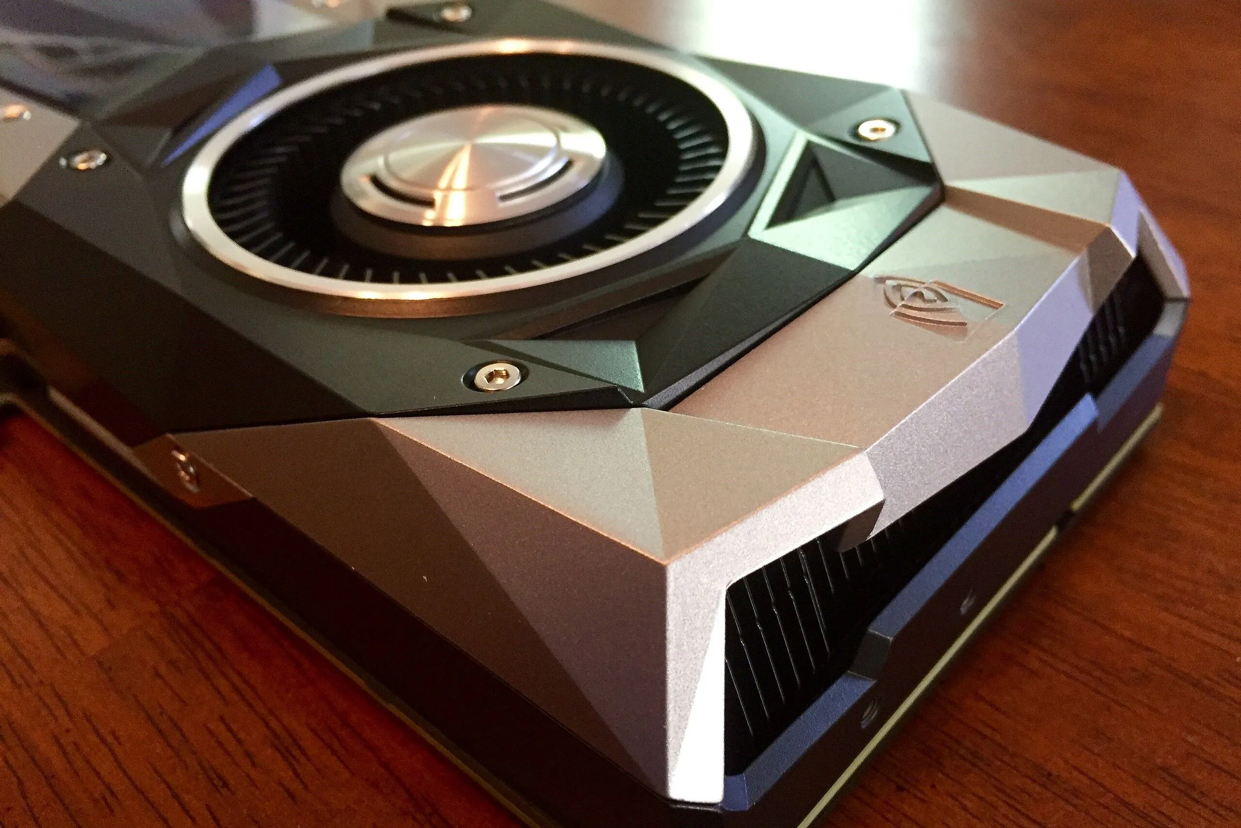 Cận cảnh card đồ họa GTX 1080 Ti Founder's Edition