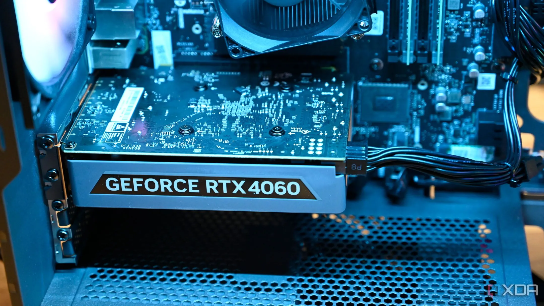 Cận cảnh card đồ họa Nvidia GeForce RTX 4060 bên trong máy tính Lenovo Legion Tower 5i Gen 8 (2024).