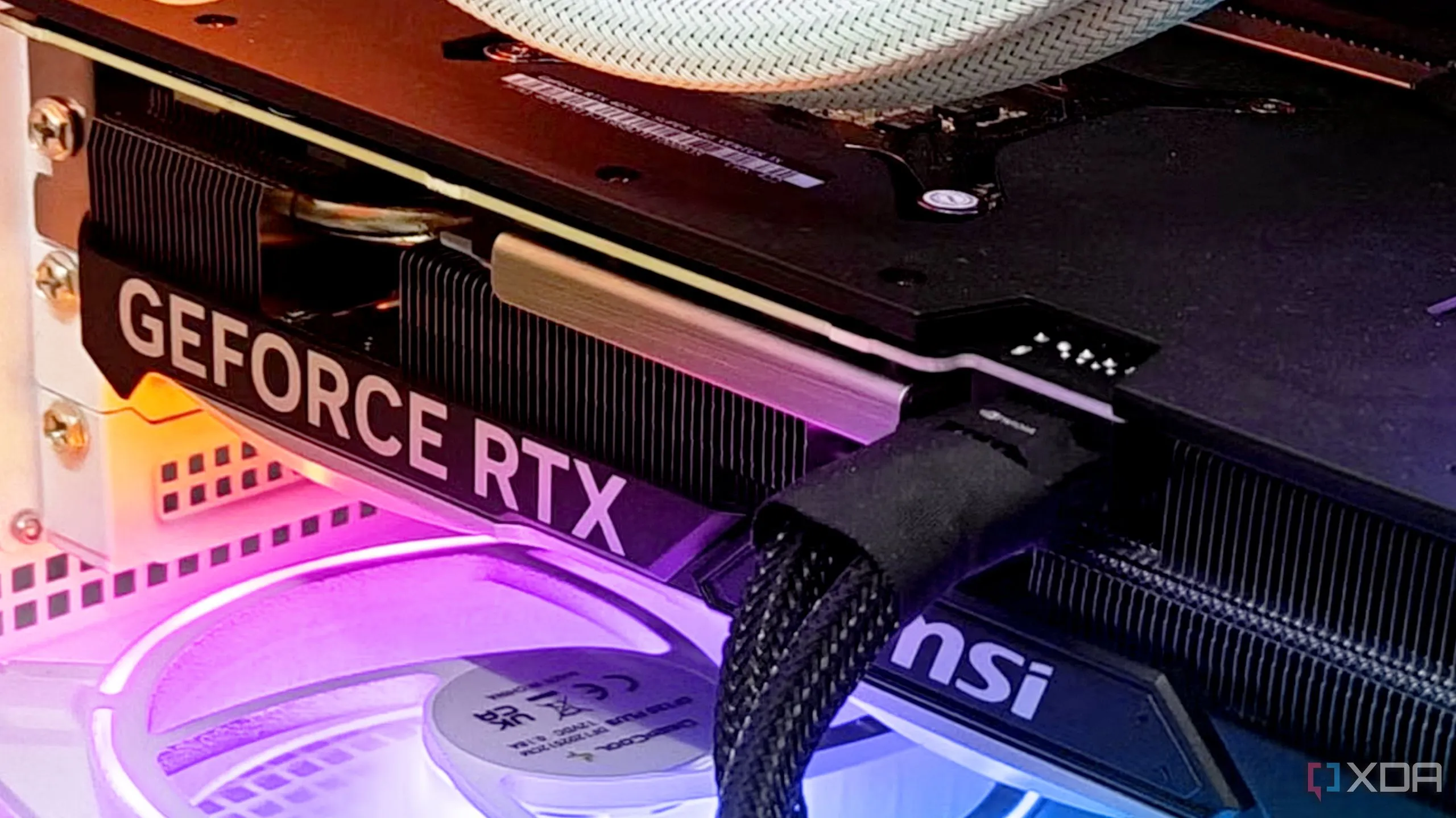 Cận cảnh card đồ họa NVIDIA GeForce RTX 5000 series, tượng trưng cho những lo ngại về chi phí phần cứng PC gaming cao.