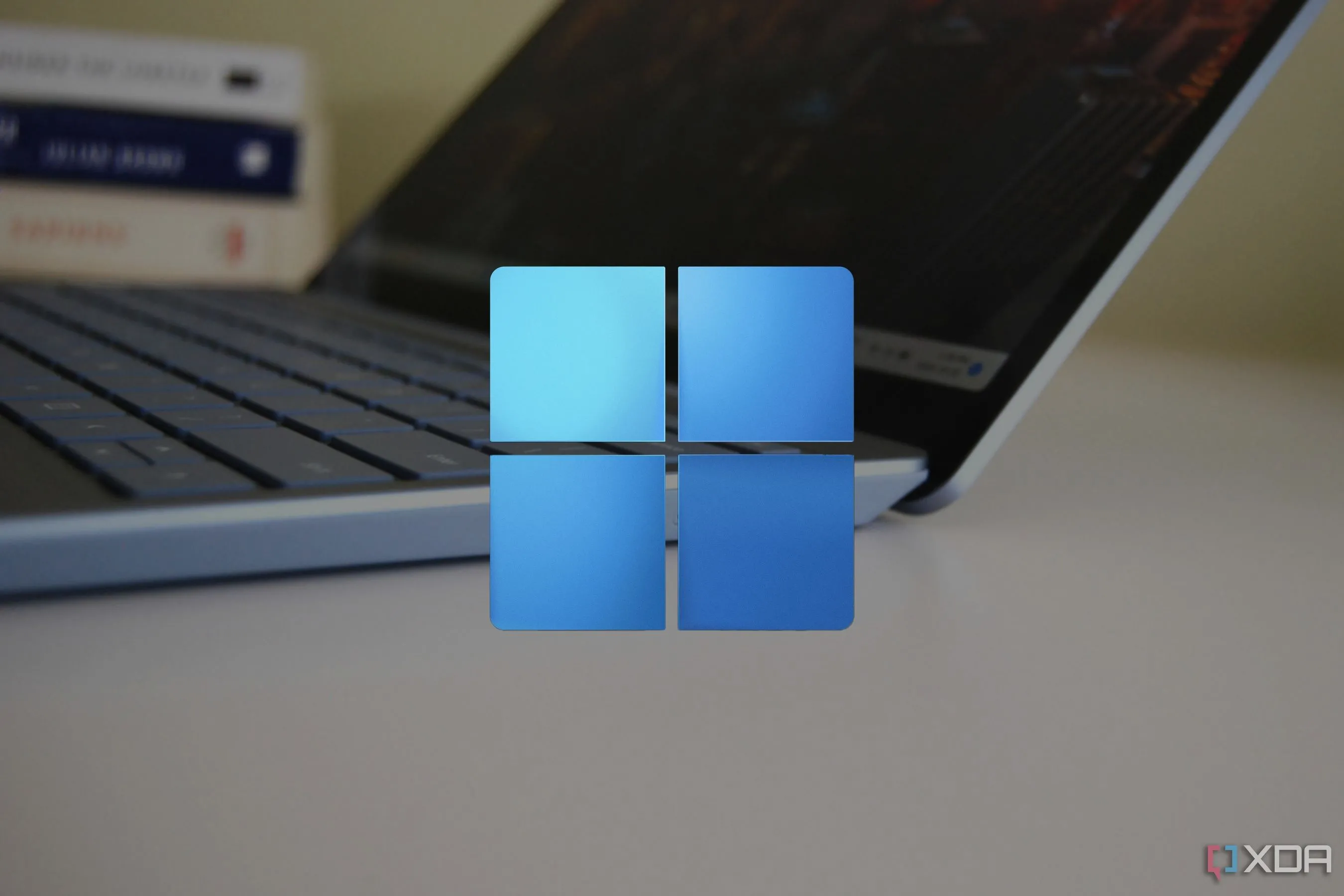 Cận cảnh chiếc Surface Laptop Go 3 với logo Windows 11, liên quan đến yêu cầu Secure Boot và các vấn đề tương thích khi dual-boot