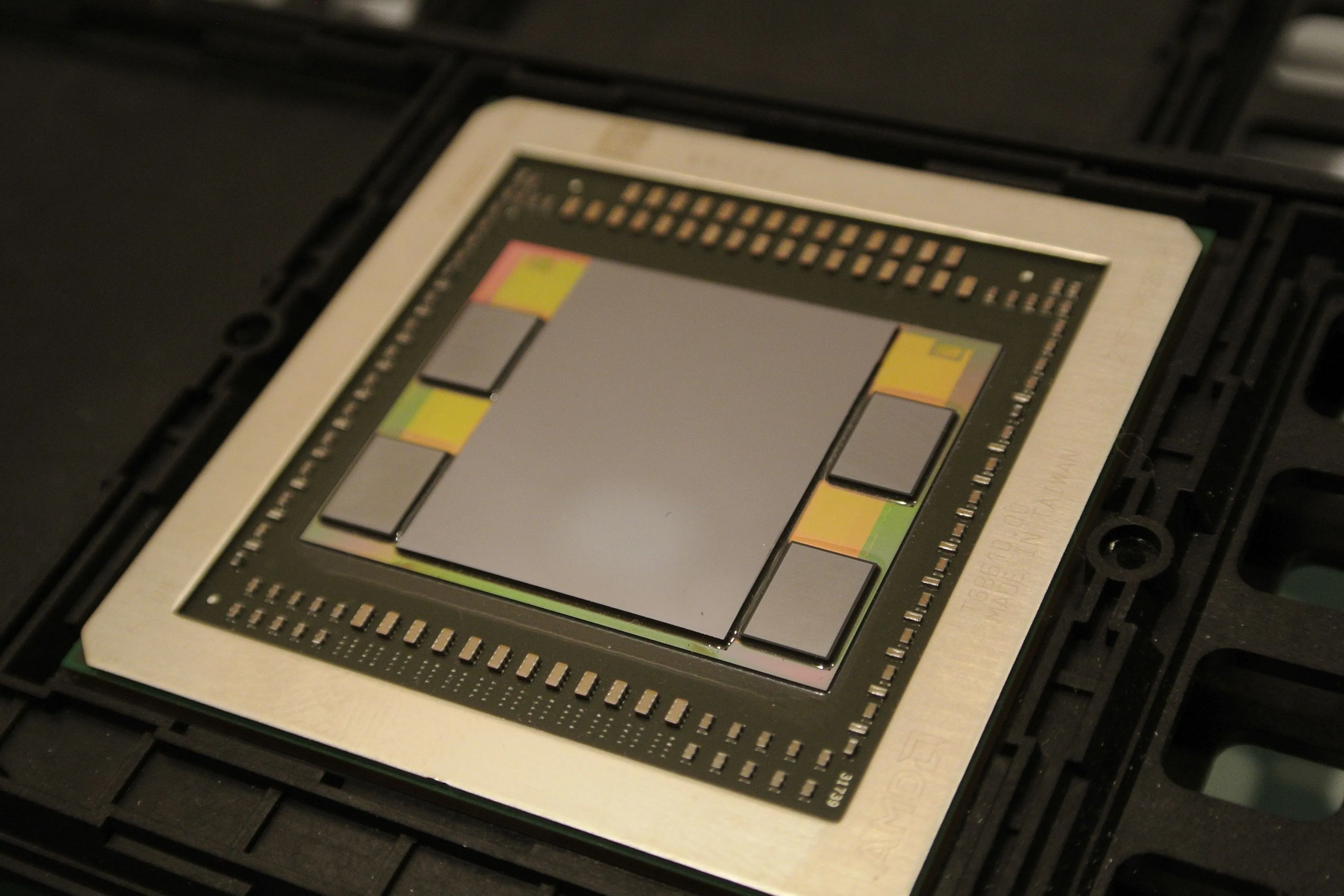 Cận cảnh chip GPU AMD cùng bộ nhớ HBM, minh họa sức mạnh xử lý AI
