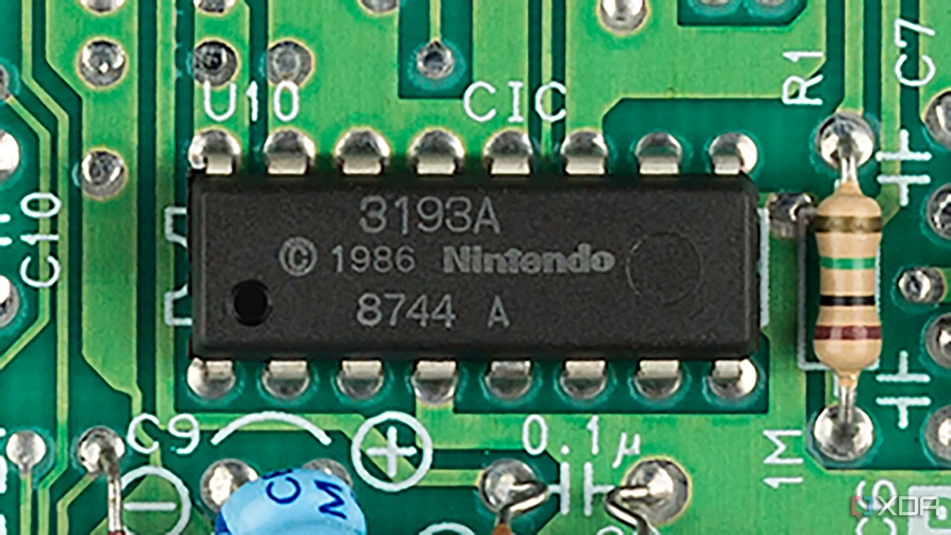 Cận cảnh chip khóa CIC trên bo mạch của máy chơi game NES Mk1 của Nintendo