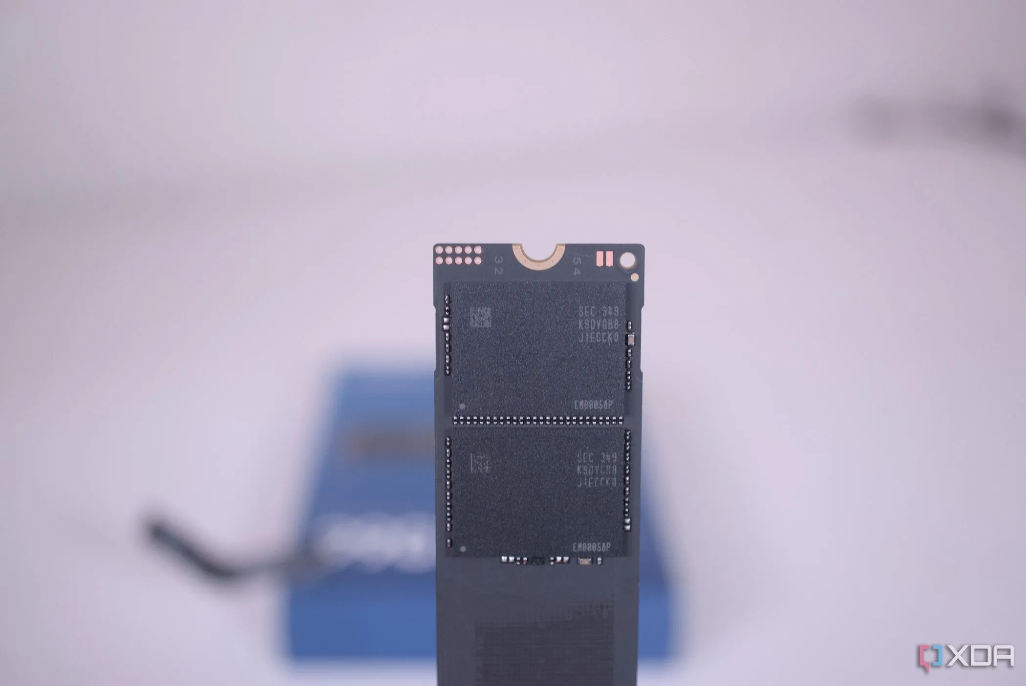 Cận cảnh chip NAND của Samsung 990 Evo sau khi gỡ bỏ nhãn dán SSD