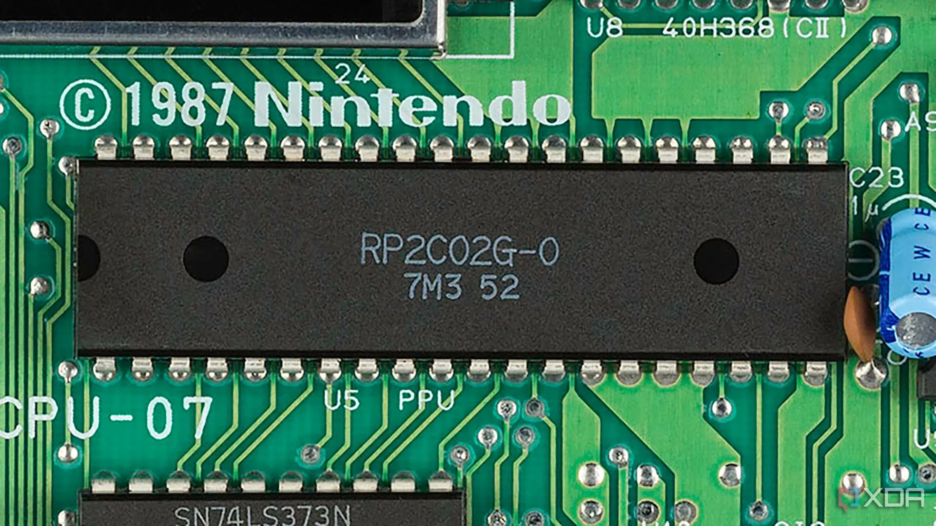 Cận cảnh chip PPU Ricoh trên bo mạch chủ Nintendo NES Mk1
