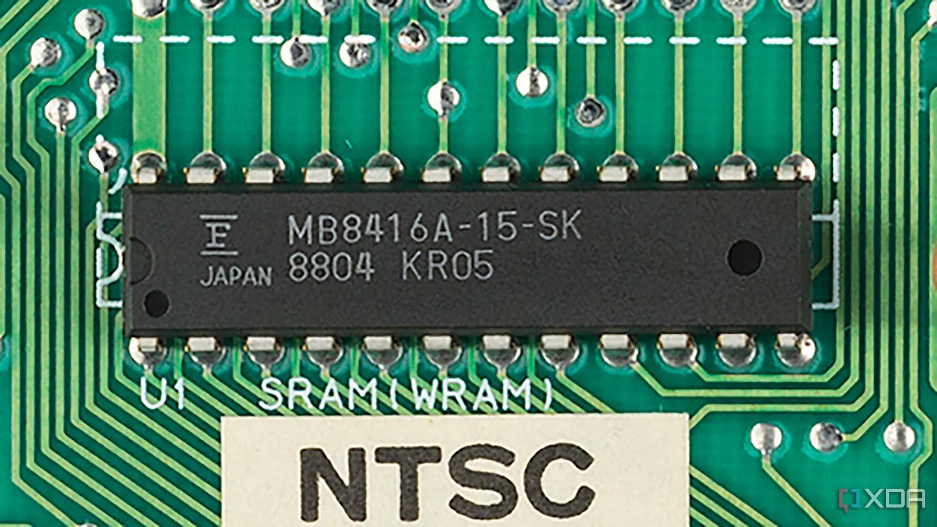 Cận cảnh chip WRAM 2KB trên bo mạch chủ Nintendo NES Mk1