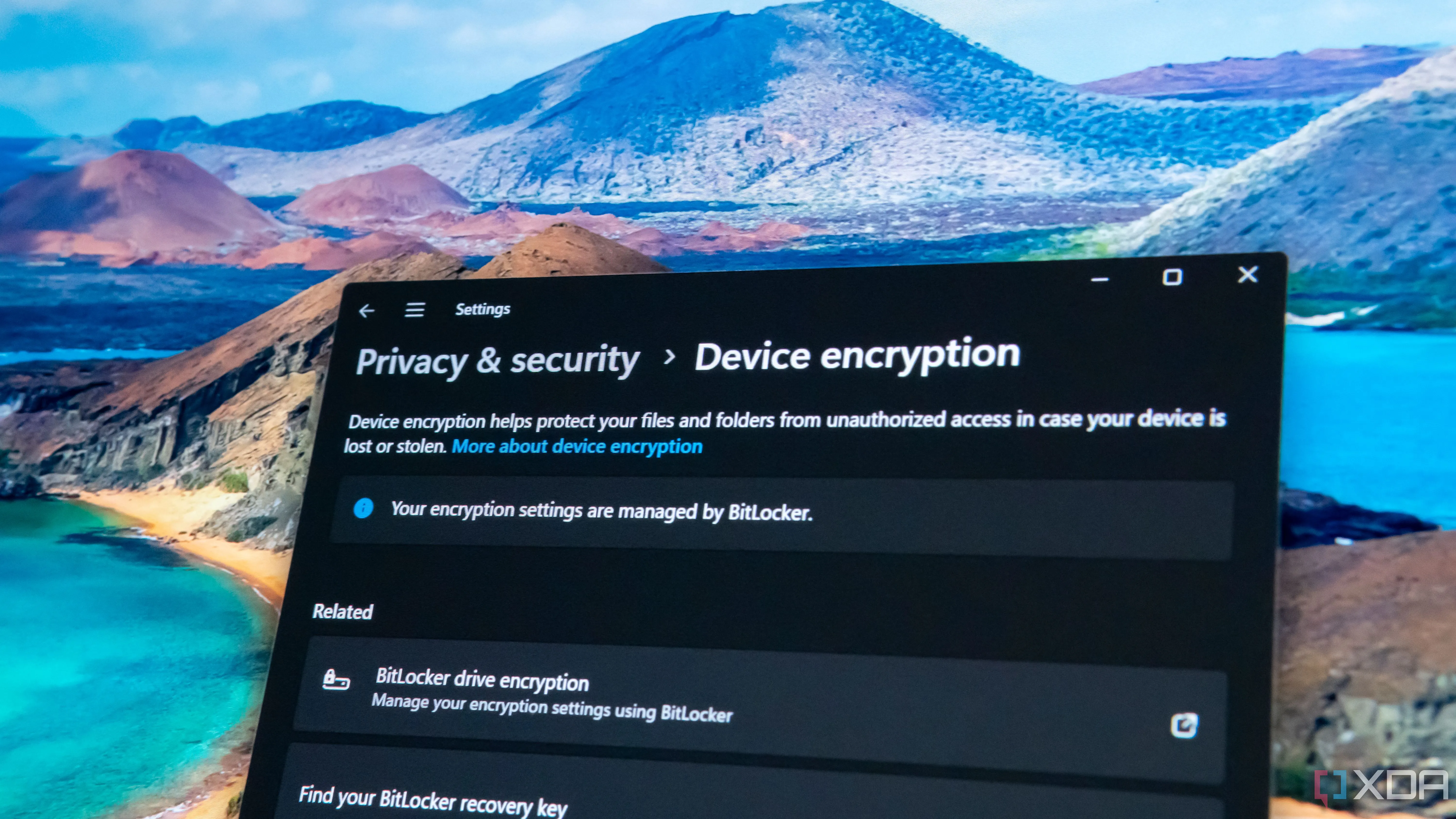 Cận cảnh cửa sổ Cài đặt Windows 11 hiển thị các tùy chọn mã hóa thiết bị BitLocker