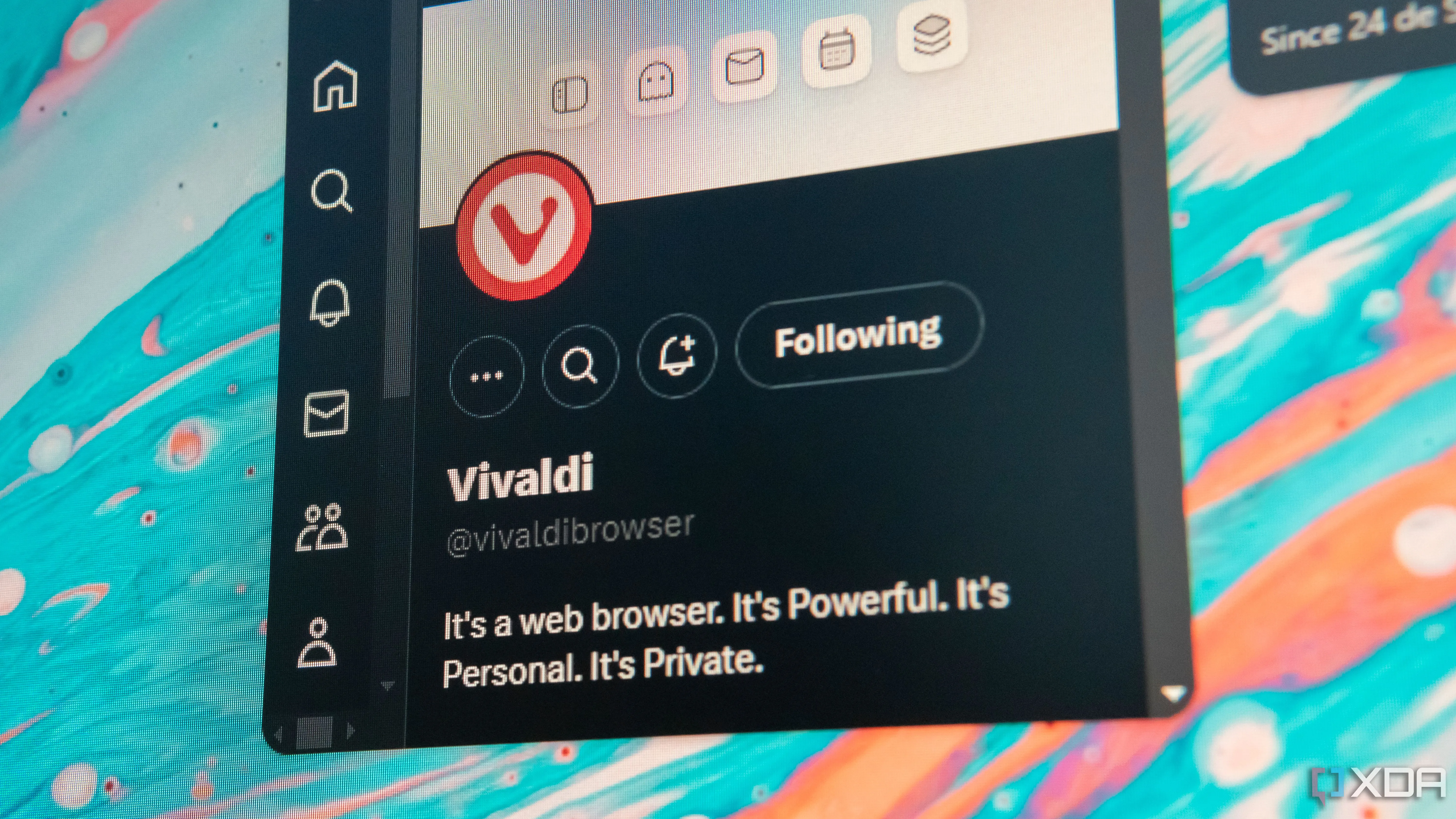 Cận cảnh giao diện Twitter của Vivaldi trên màn hình hiển thị logo Vivaldi
