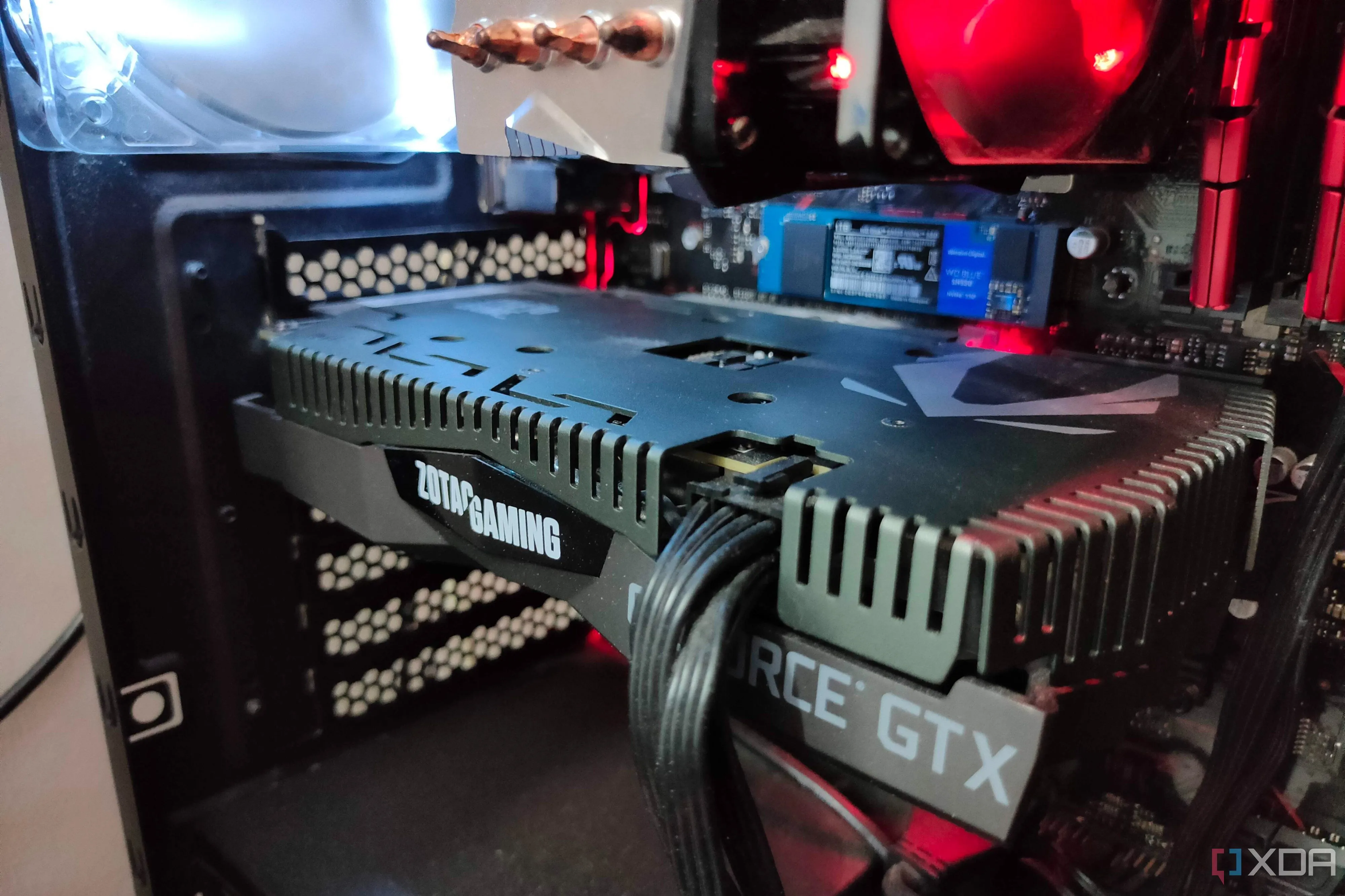 Cận cảnh GPU GTX 1660 Ti bên trong PC gaming, minh họa cho card đồ họa cũ gây bottleneck trong một cấu hình mạnh