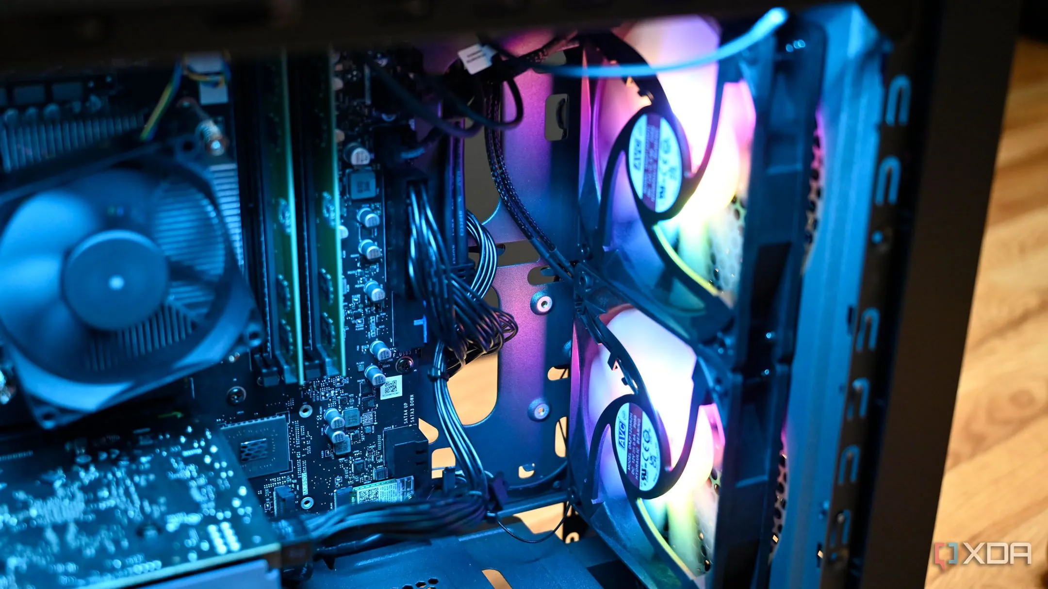 Cận cảnh hai quạt tản nhiệt bên trong case máy tính Lenovo Legion Tower 5i Gen 8 (2024), thể hiện hệ thống thông gió.