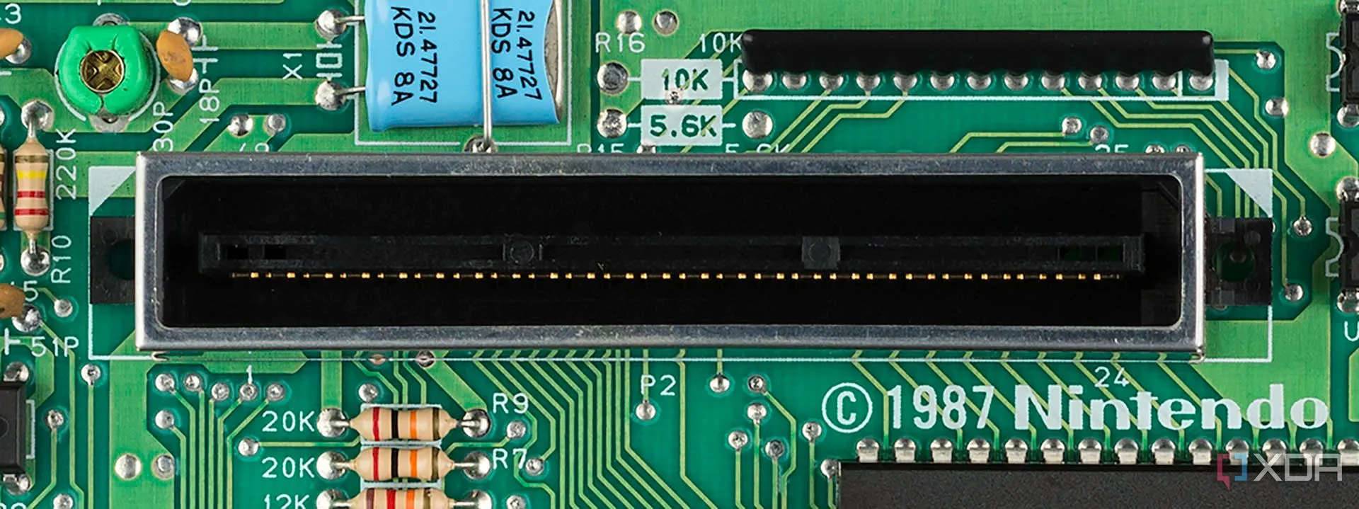 Cận cảnh kết nối 72 chân của cartridge Nintendo NES Mk1