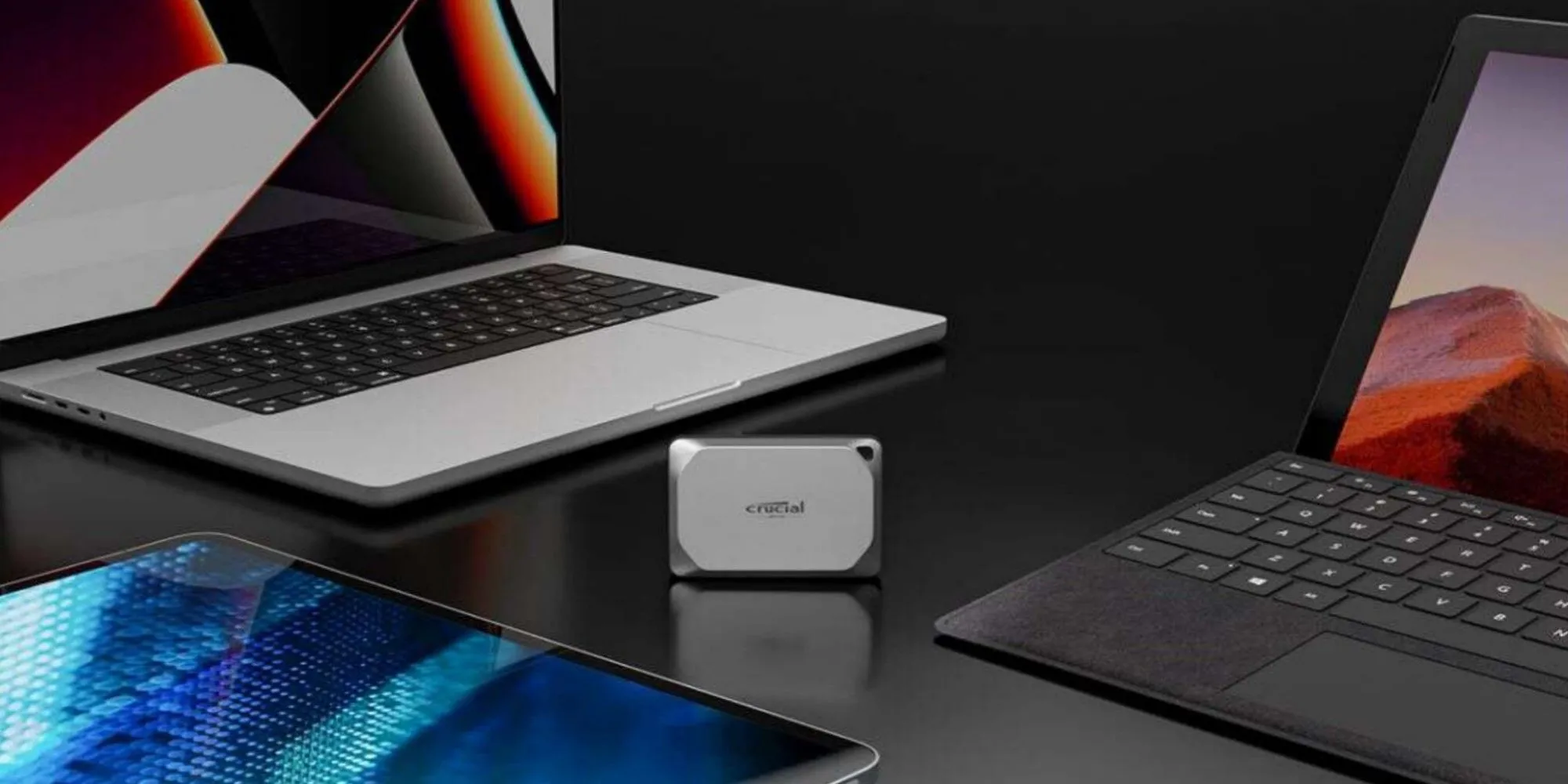 Cận cảnh logo và tên sản phẩm trên SSD Crucial X9 Pro
