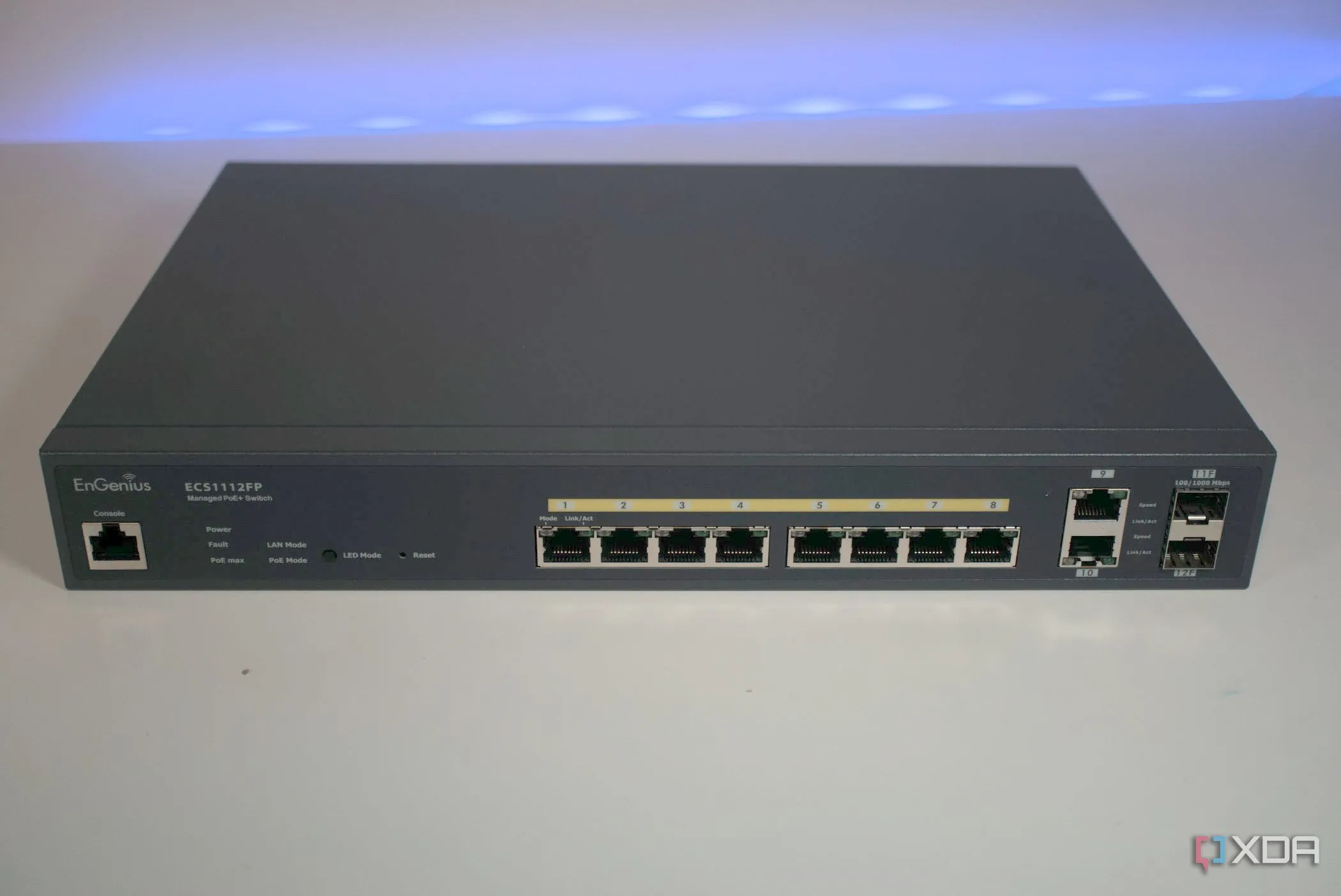 Cận cảnh mặt trước của thiết bị chuyển mạch mạng EnGenius ECS112FP