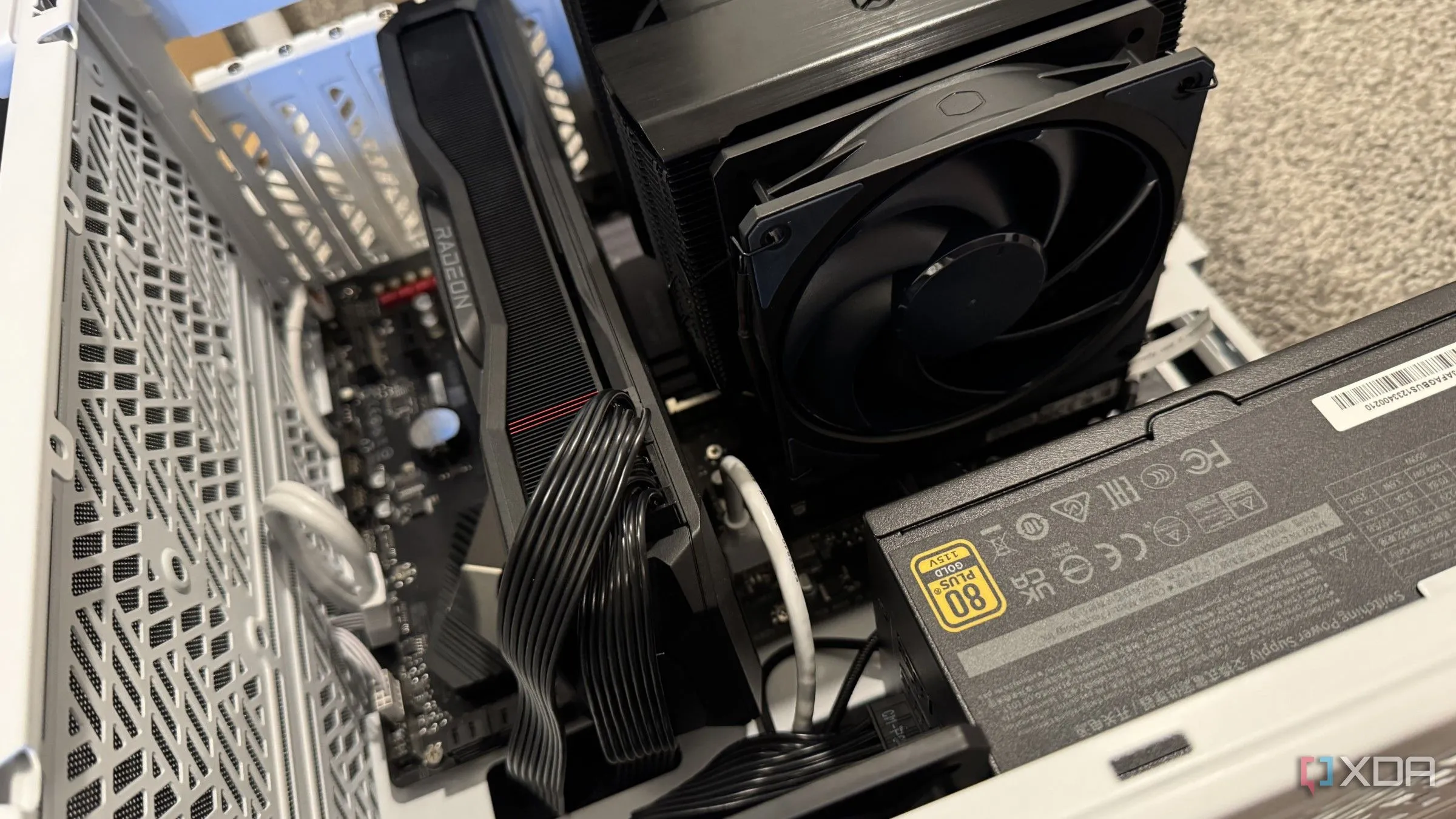 Cận cảnh quá trình lắp ráp PC với các dây cáp đã được đi gọn gàng