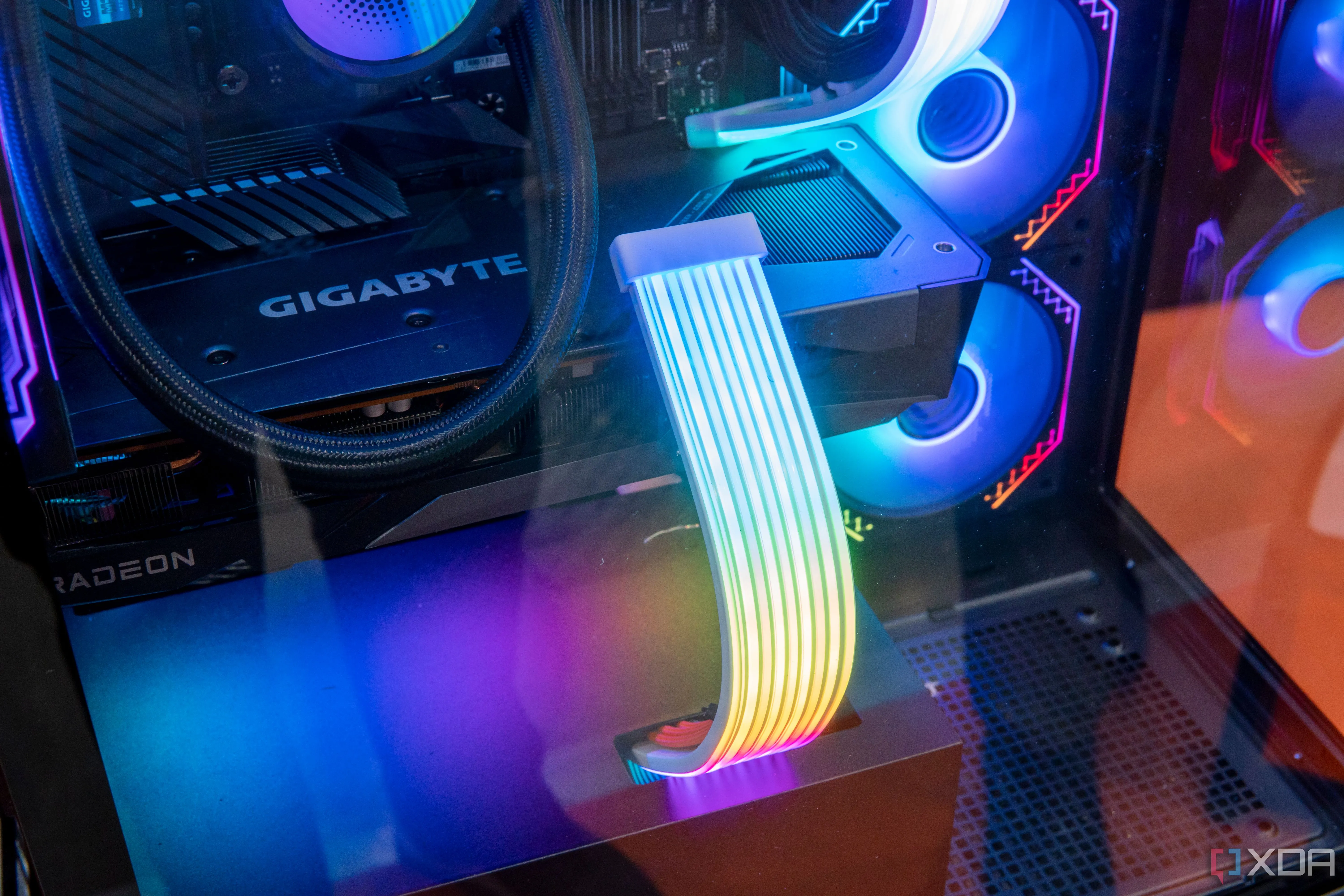 Cận cảnh tản nhiệt Xigmatek Endorphin 9 hiển thị cáp RGB