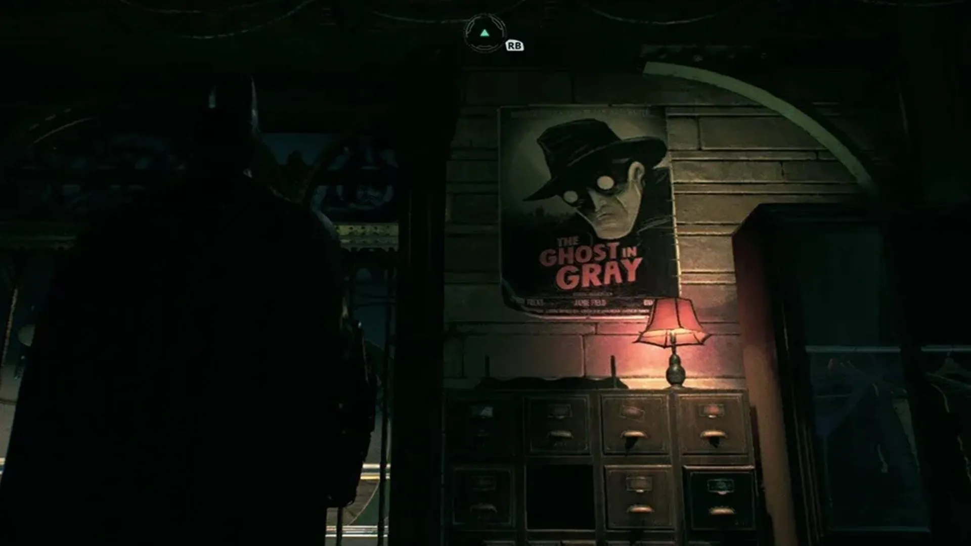 Cảnh Batman đứng trên cao trong Gotham City, thể hiện không khí u ám và thế giới mở rộng lớn của Batman: Arkham Knight