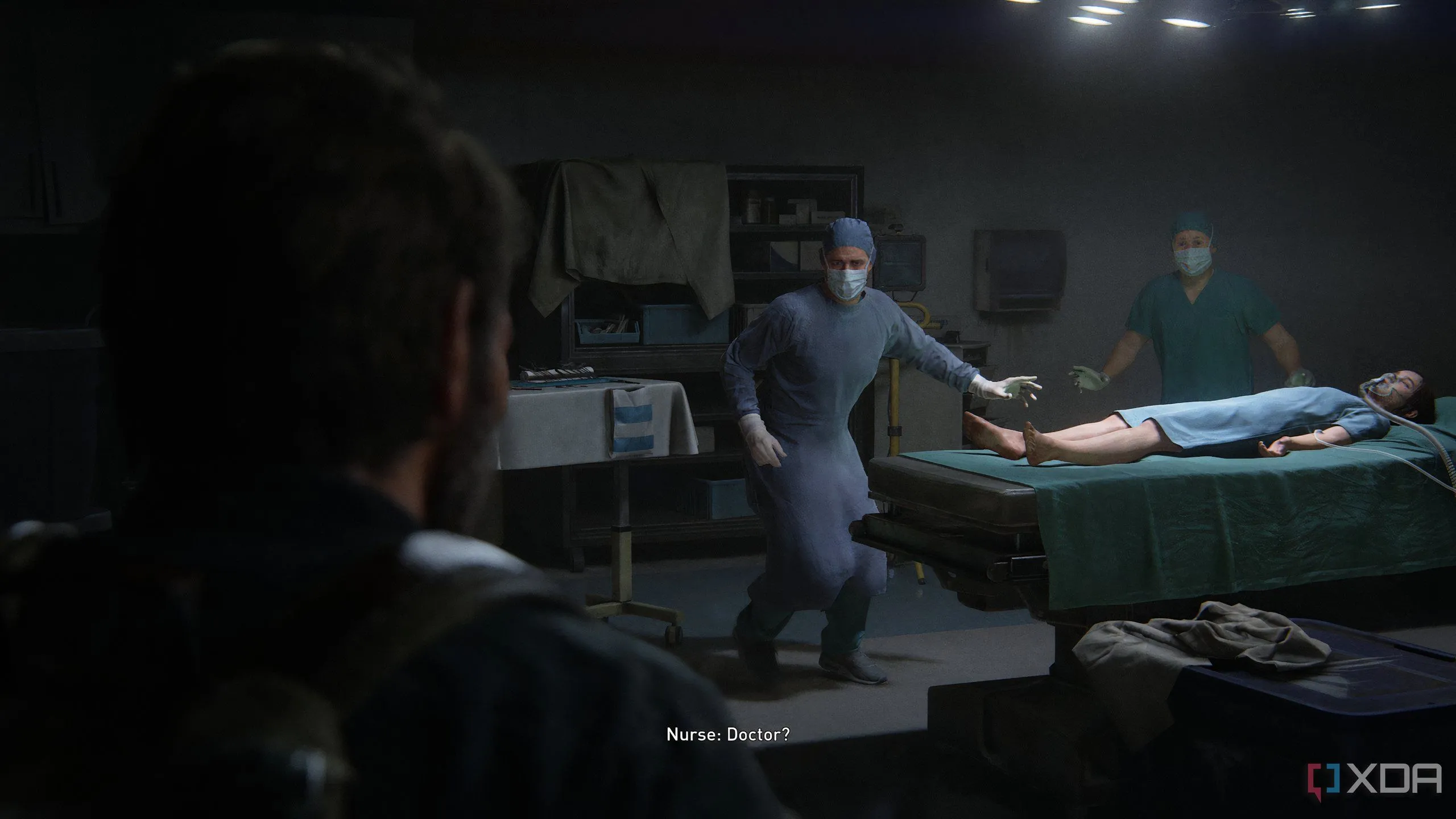 Cảnh bệnh viện trong The Last of Us Part II Remastered PC, hai bác sĩ phẫu thuật đứng cạnh một cô gái nhỏ trên bàn mổ.