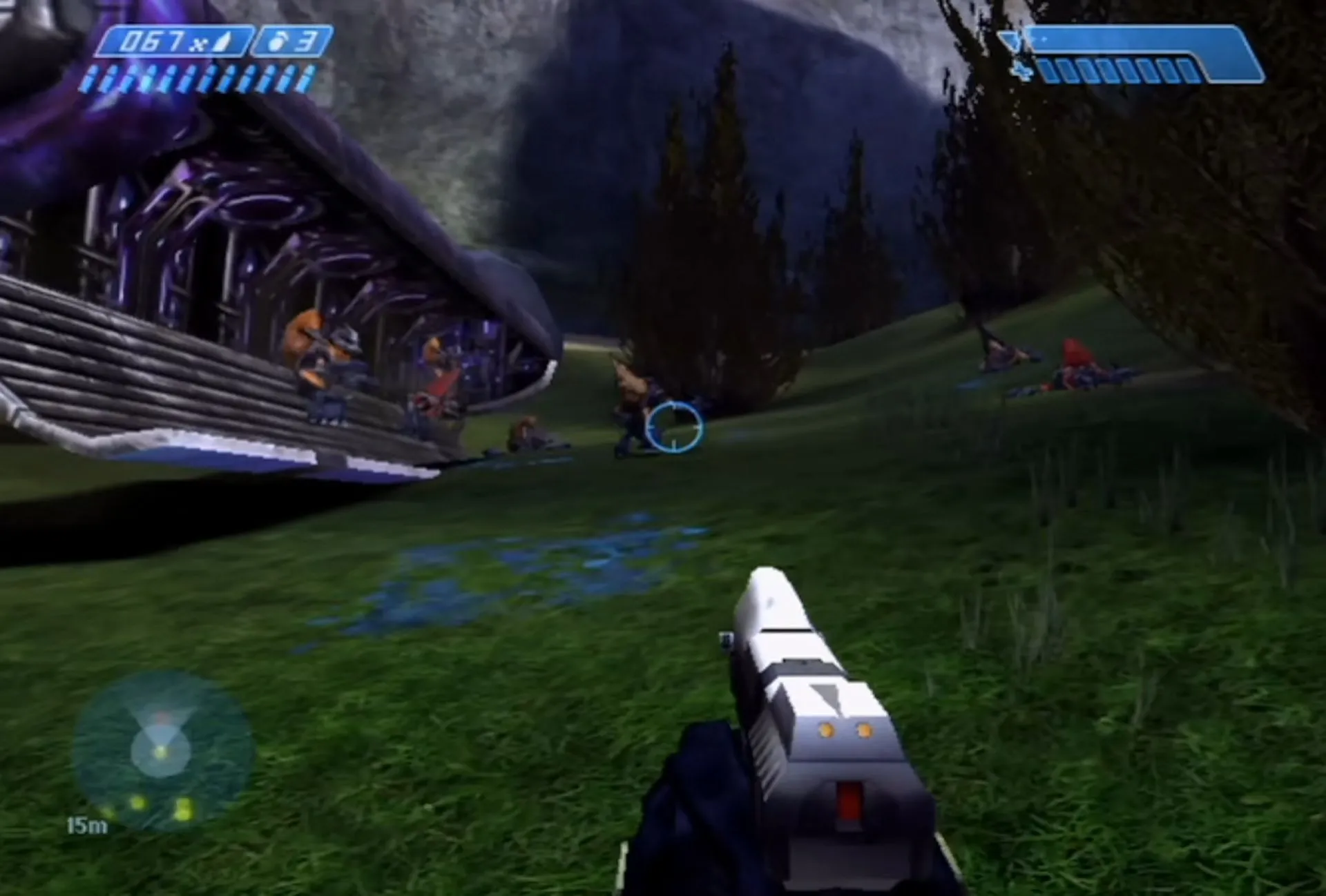 Cảnh gameplay của Halo Combat Evolved với nhân vật Master Chief đang chiến đấu