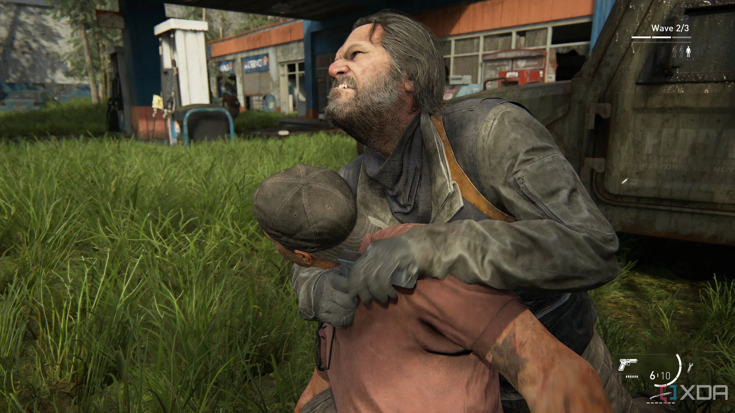 Cảnh gameplay lén lút trong The Last of Us Part II Remastered PC, Bill đang siết cổ kẻ thù từ phía sau.
