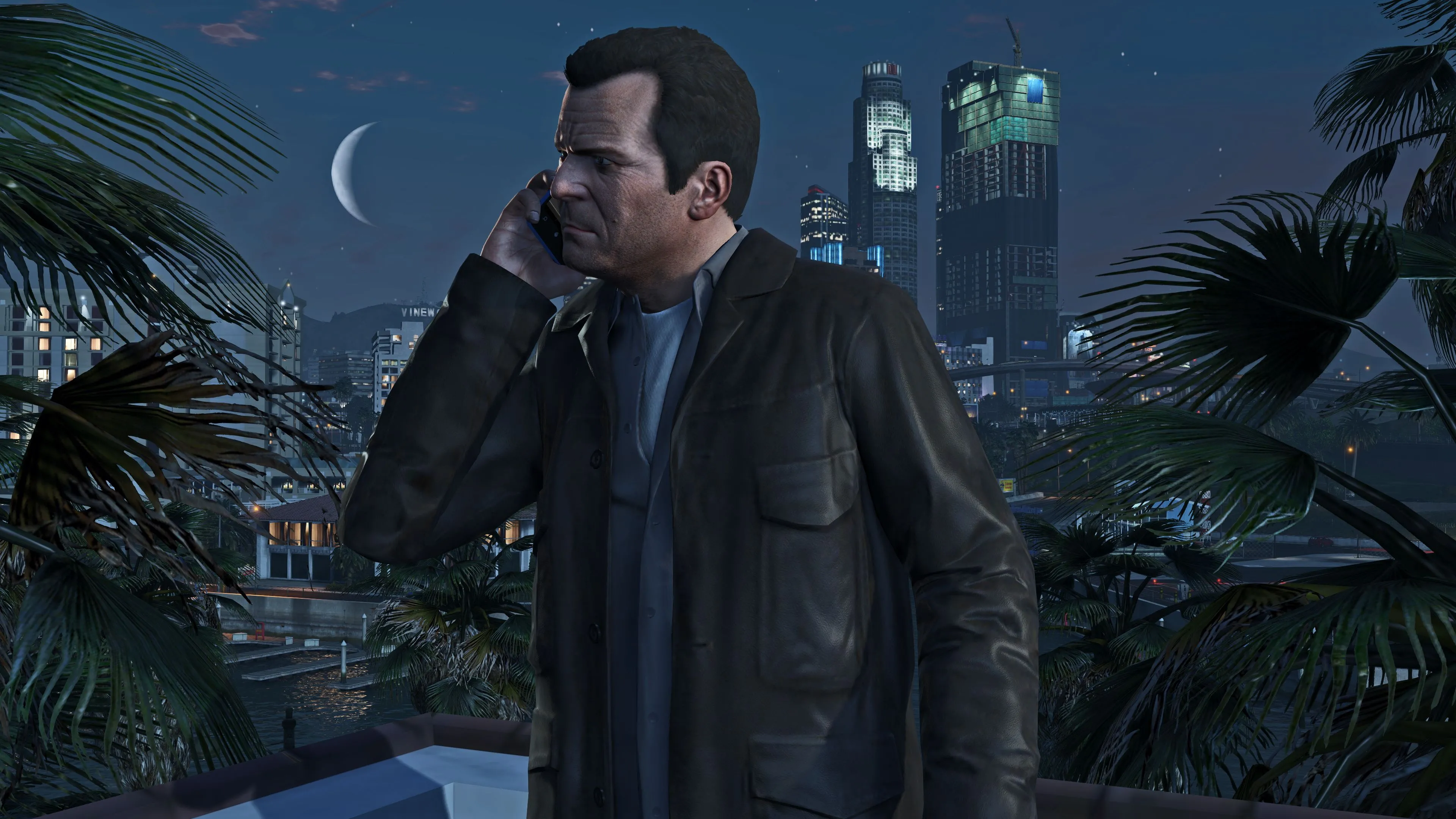Cảnh quay trong Grand Theft Auto V với nhân vật đang gọi điện thoại giữa thành phố về đêm, minh họa cho đồ họa và chi phí phát triển game AAA.