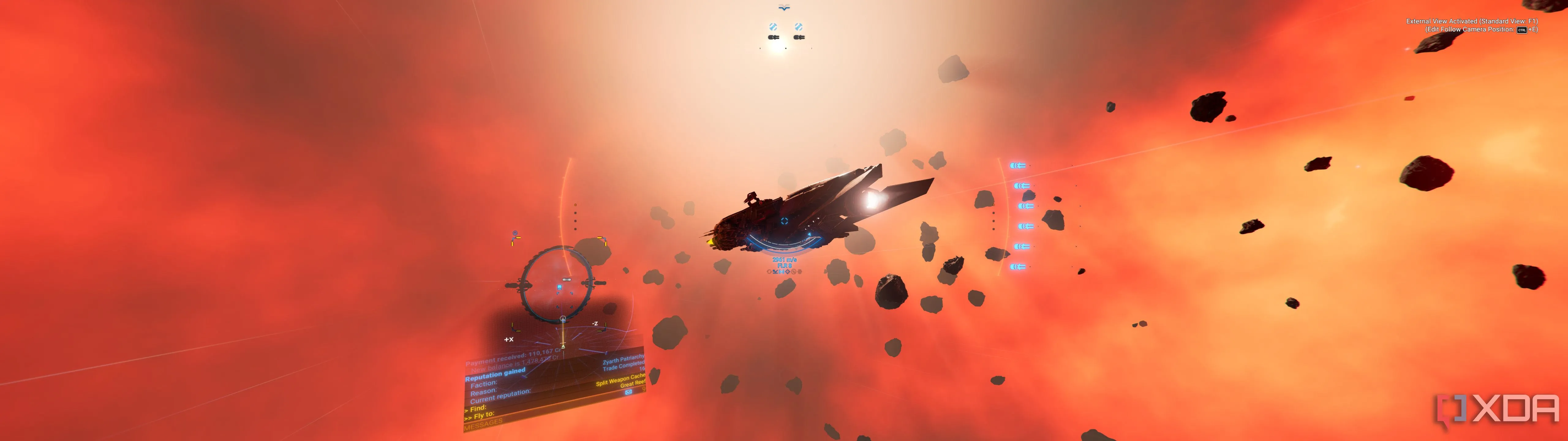 Cảnh tượng tàu vũ trụ bay lượn trong game X4: Foundations trên màn hình siêu rộng với tầm nhìn bao quát