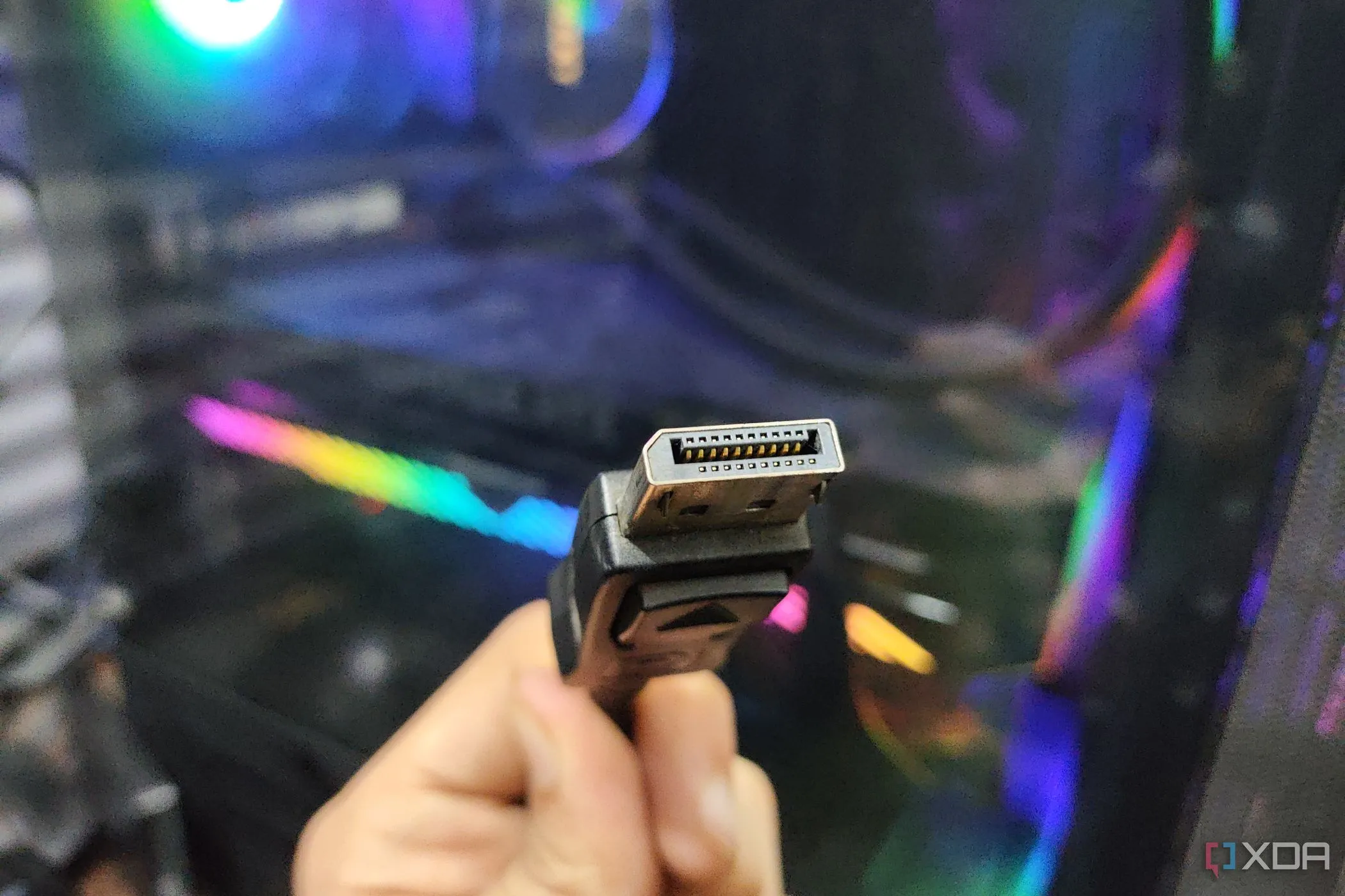 Cáp DisplayPort được cầm trên tay, minh họa kết nối đồ họa