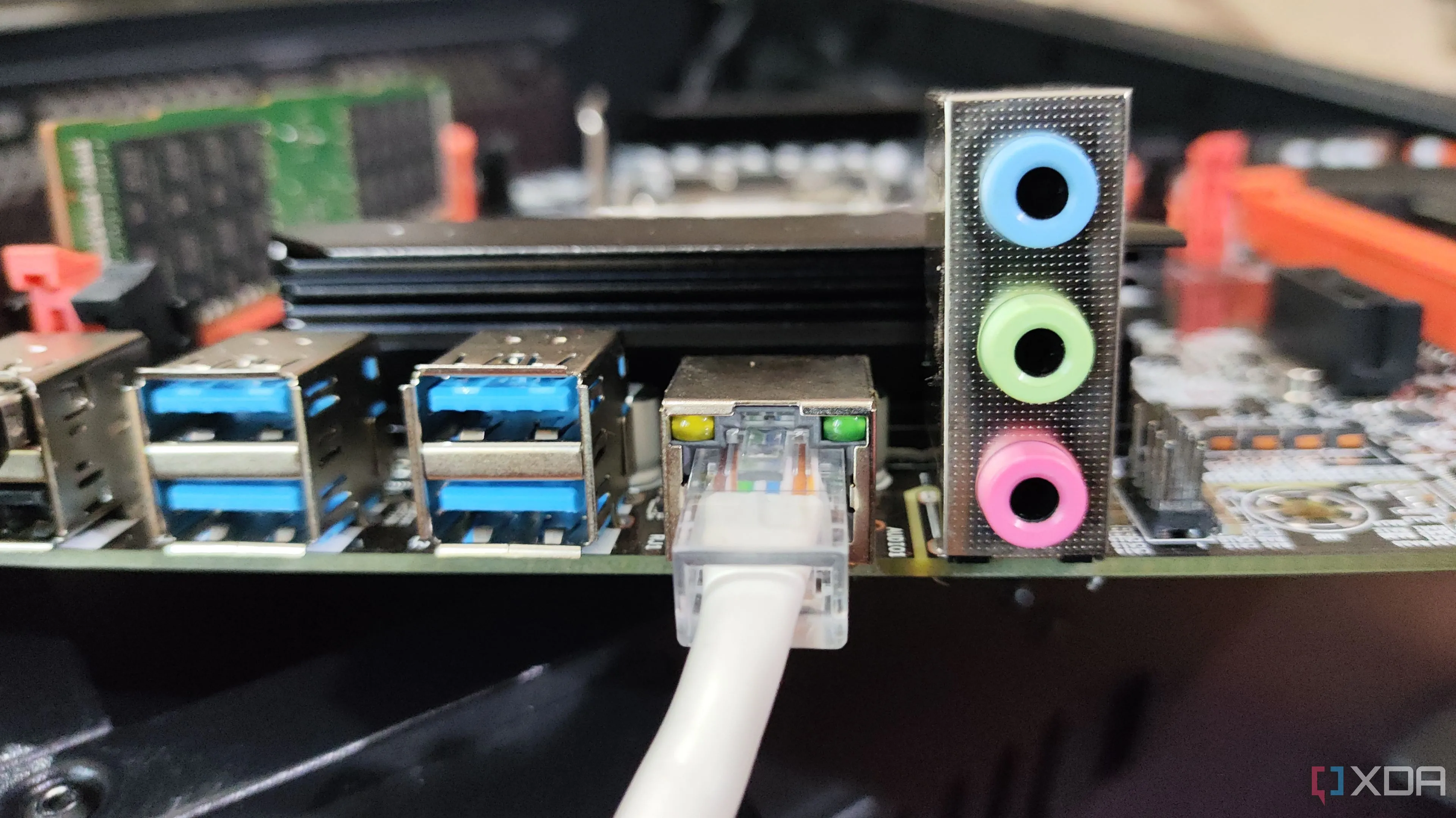 Cáp Ethernet được cắm vào cổng RJ45 của card mạng PCIe