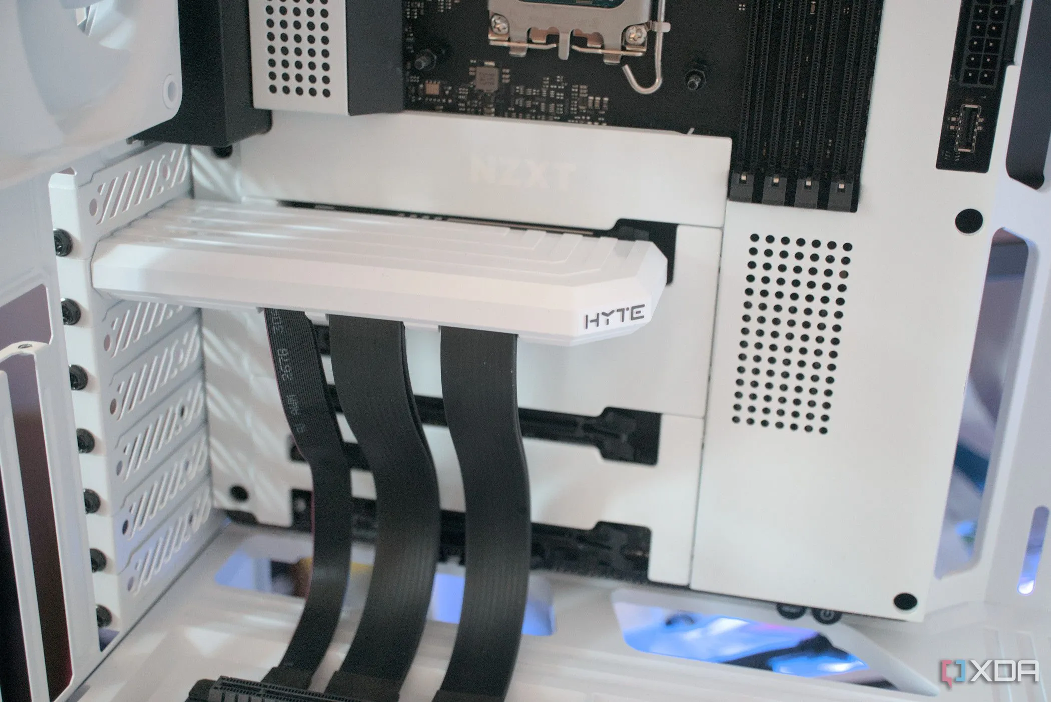 Cáp riser PCIe được lắp đặt trong vỏ case HYTE Y40 Snow White Edition để gắn card đồ họa dọc