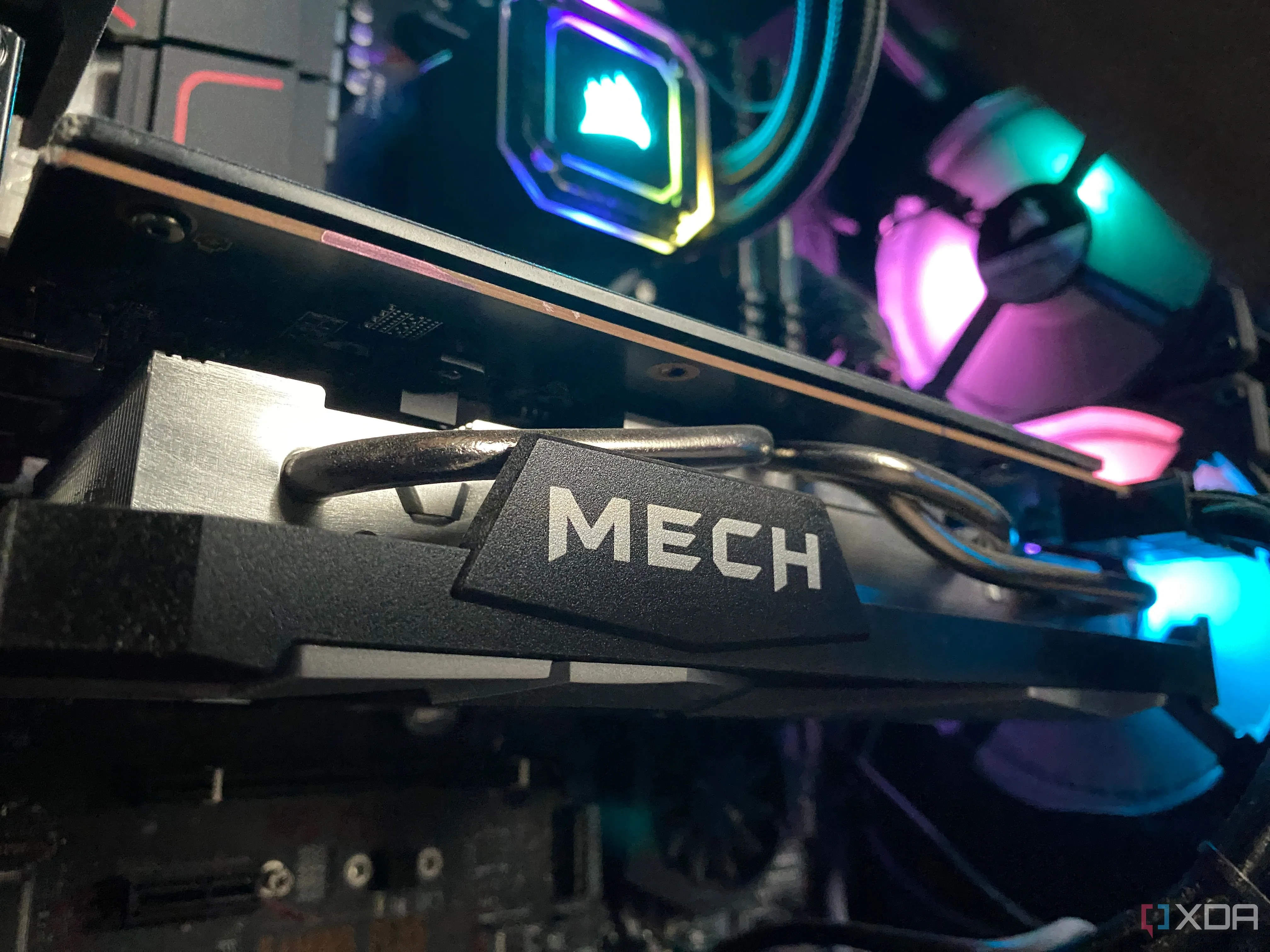 Card đồ họa AMD của MSI được trang bị tản nhiệt nước và quạt màu sắc, tượng trưng cho các linh kiện PC hiện đại.