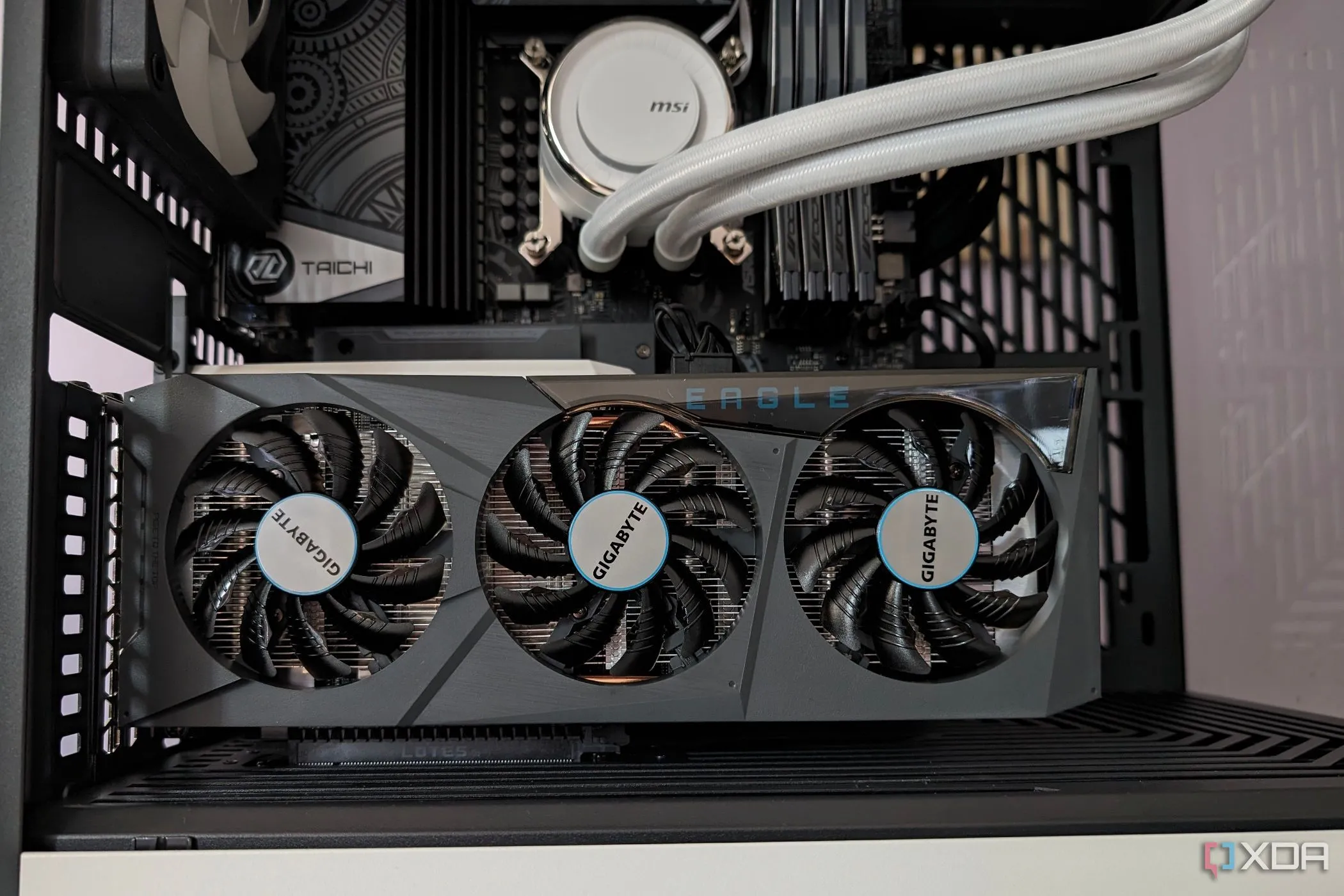Card đồ họa AMD Radeon RX 6600 của Gigabyte trong một bộ PC gaming