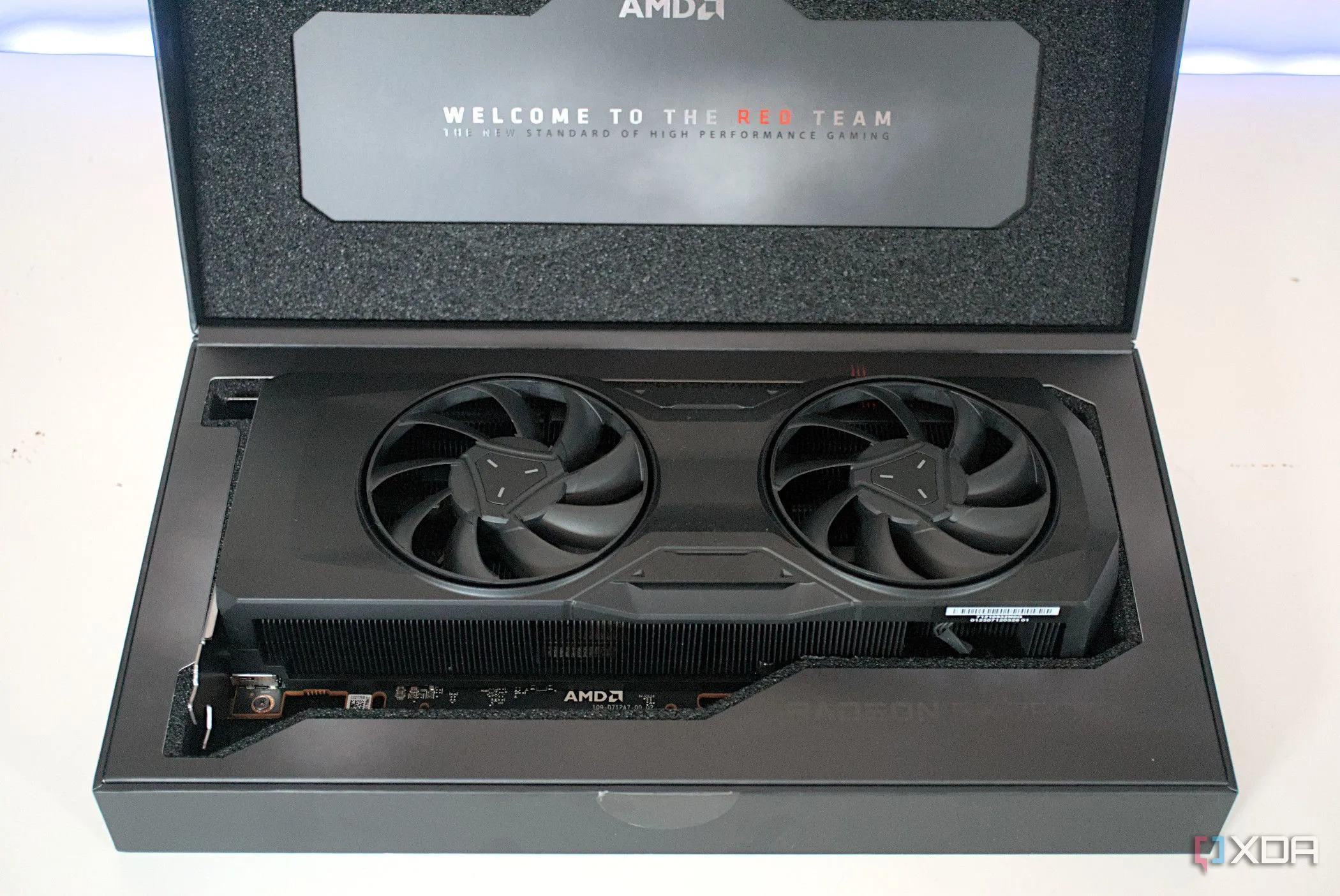 Card đồ họa AMD Radeon RX 7800 XT trong hộp đóng gói, sẵn sàng để lắp đặt
