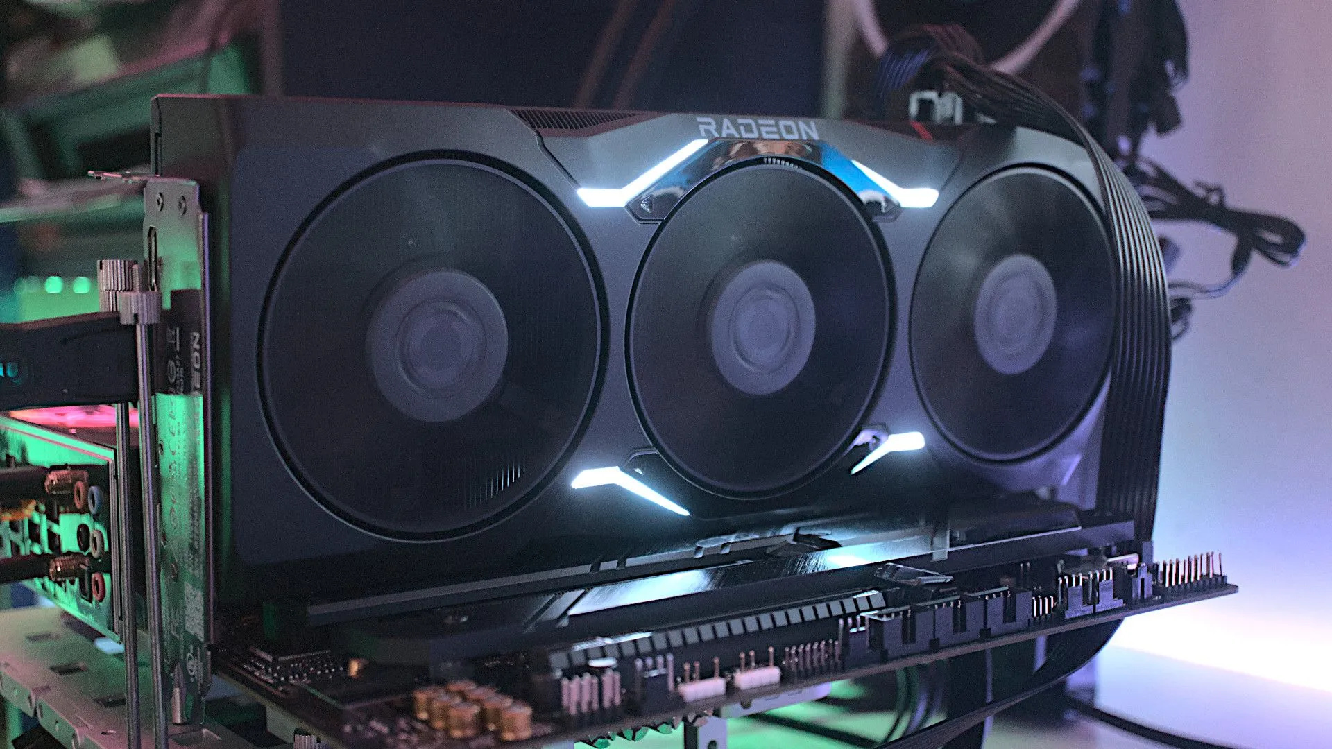 Card đồ họa AMD Radeon RX 7900 XTX, đại diện cho GPU cao cấp thường gặp tình trạng khan hàng khi ra mắt