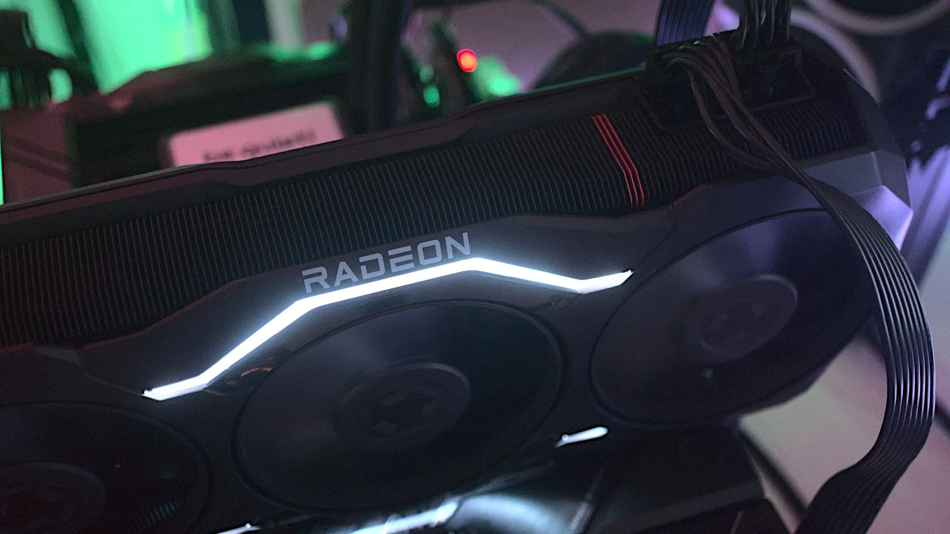 Card đồ họa AMD Radeon RX 7900 XTX với thiết kế tham chiếu