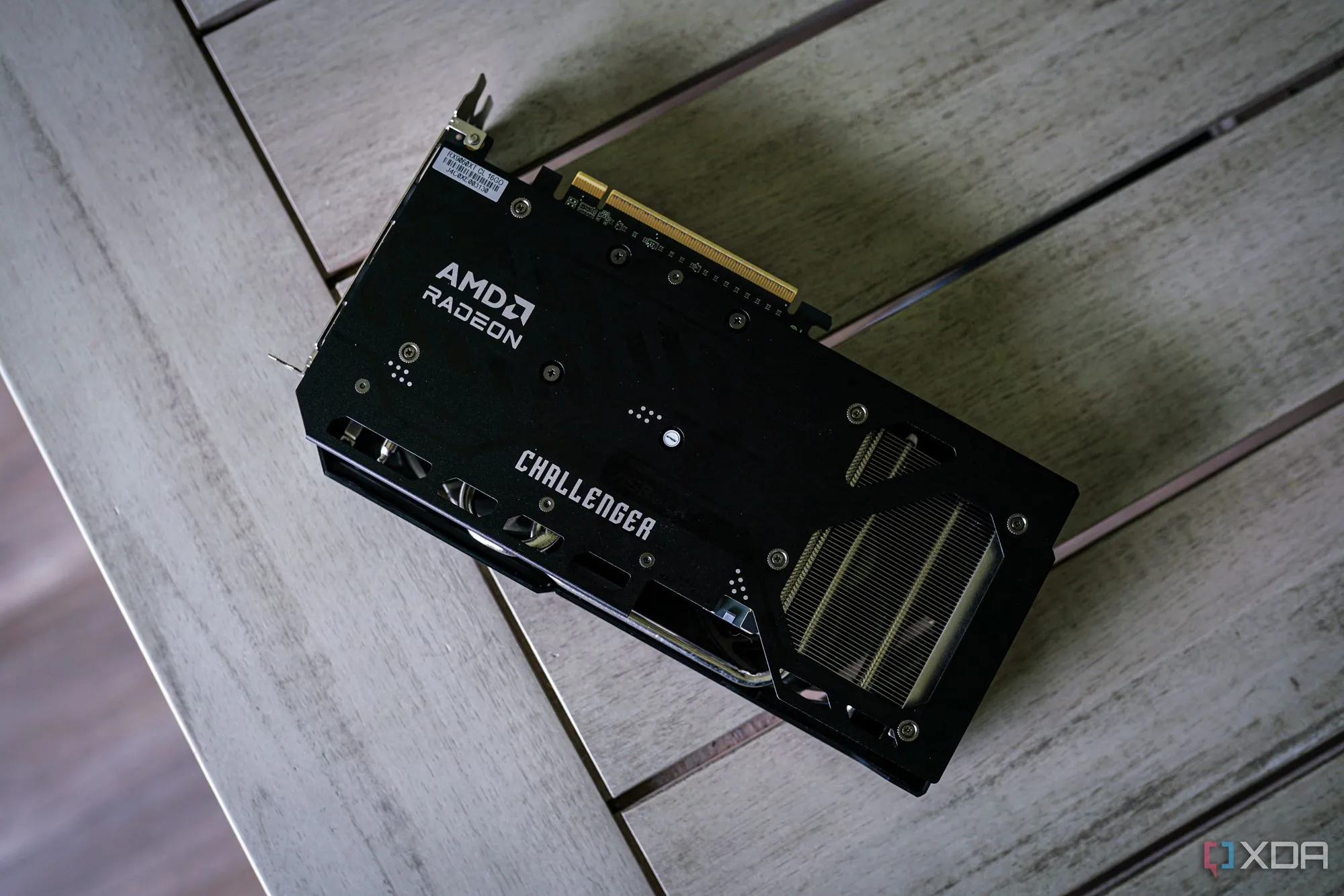Card đồ họa AMD Radeon RX 9060 XT được lắp đặt trong máy tính