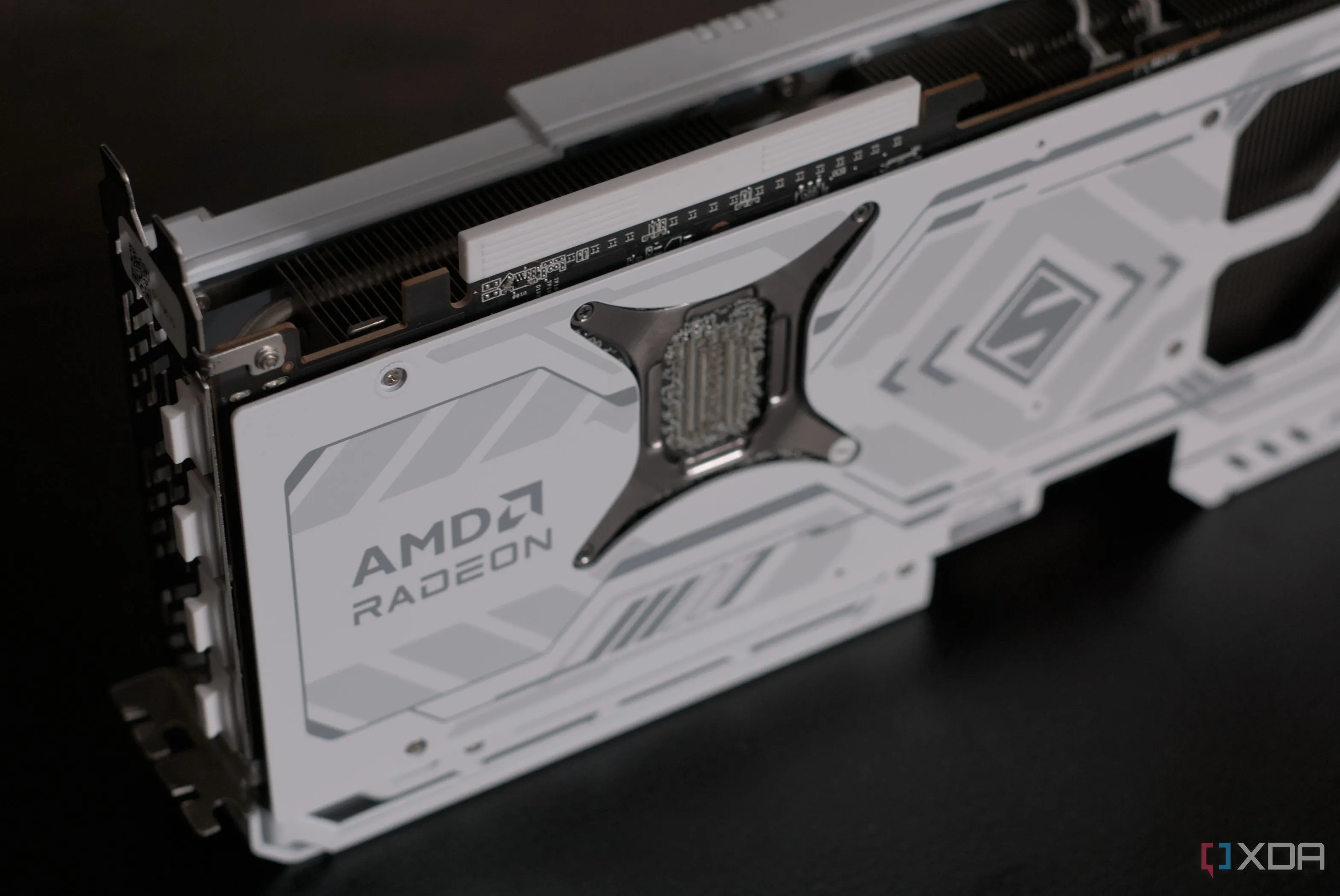 Card đồ họa AMD Radeon RX 9070 XT Steel Legend với tấm backplate kim loại bền bỉ, biểu tượng cho sức mạnh 4K gaming giá phải chăng của AMD