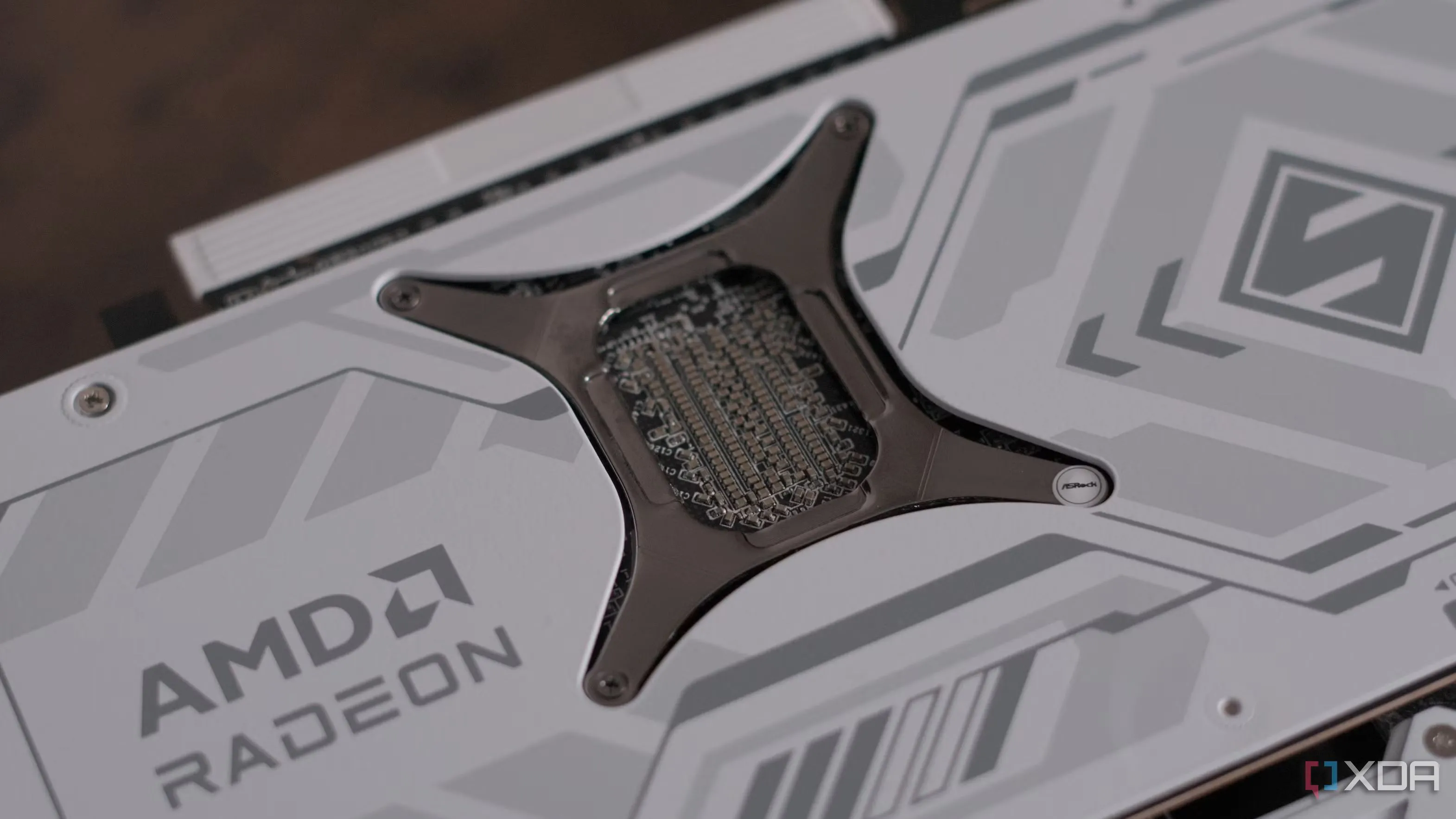 Card đồ họa ASRock Radeon RX 9070 Steel Legend với thiết kế đặc trưng