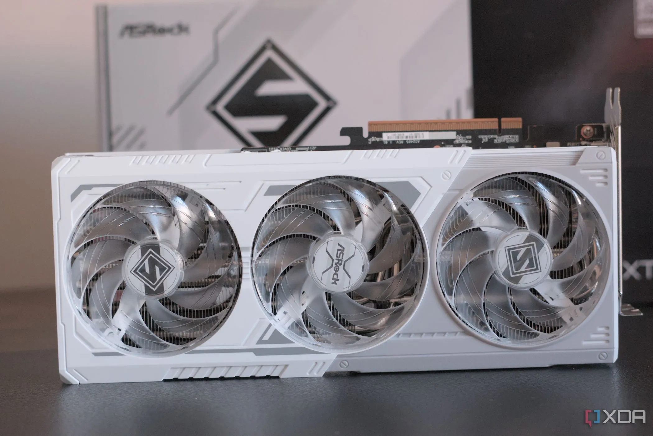Card đồ họa ASRock Radeon RX 9070 XT Steel Legend đặt trước hộp sản phẩm, linh kiện chủ đạo cho 4K gaming