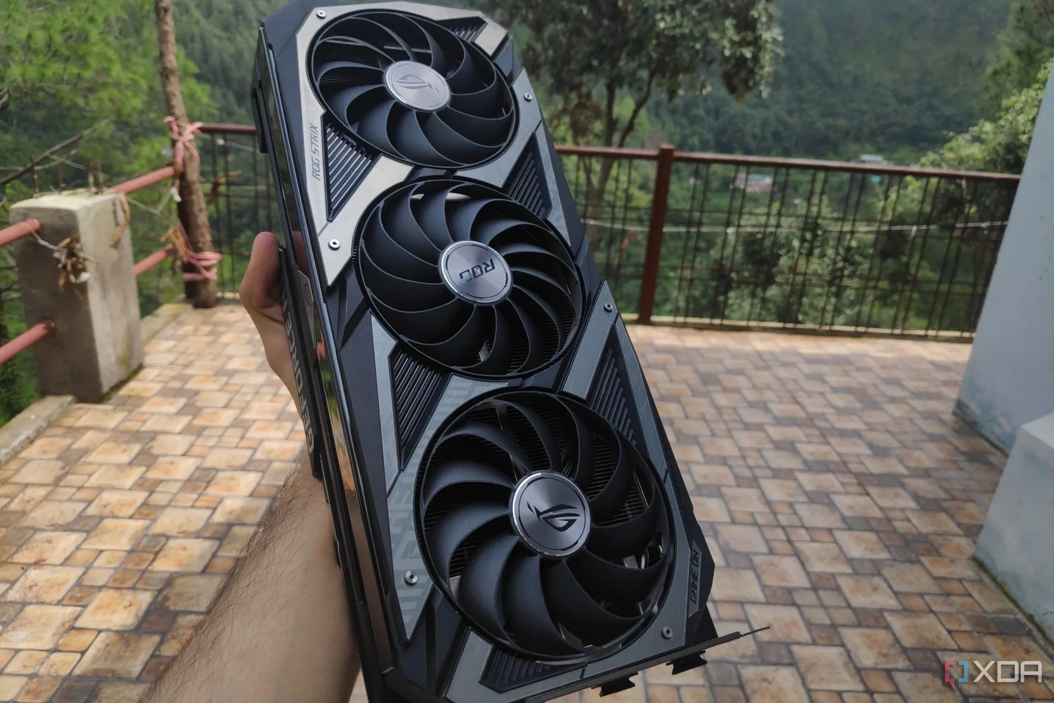 Card đồ họa Asus ROG Strix RTX 3080 Ti minh họa cách đặt tên sản phẩm