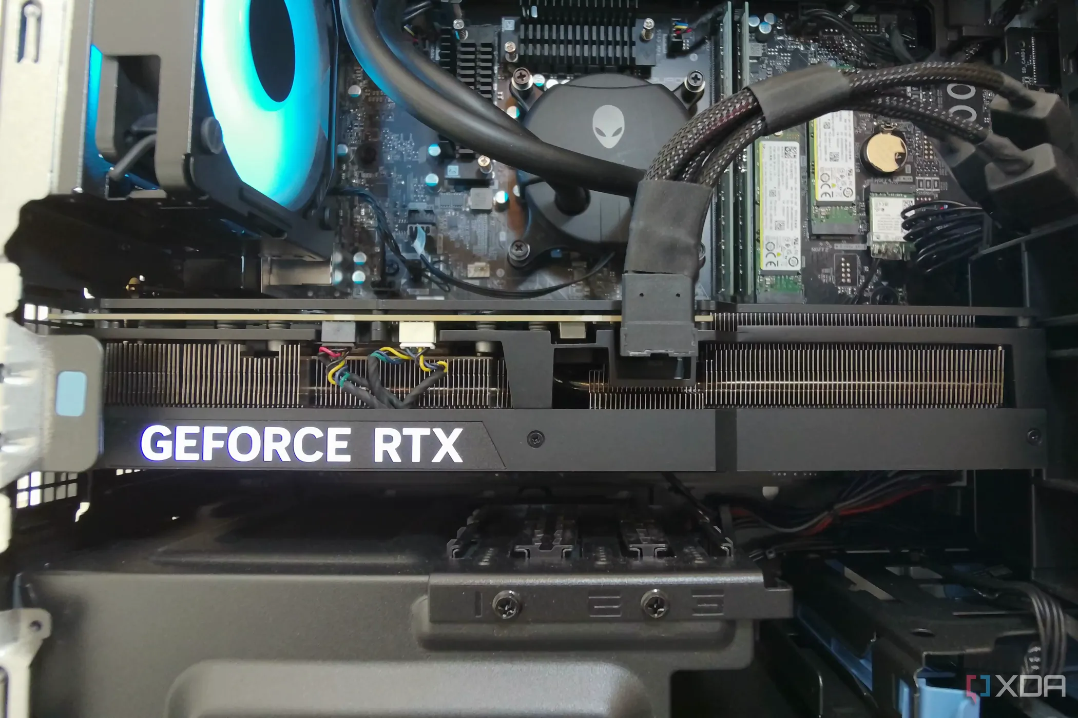 Card đồ họa của máy tính Alienware Aurora R16, thường được lắp theo chiều ngang chuẩn