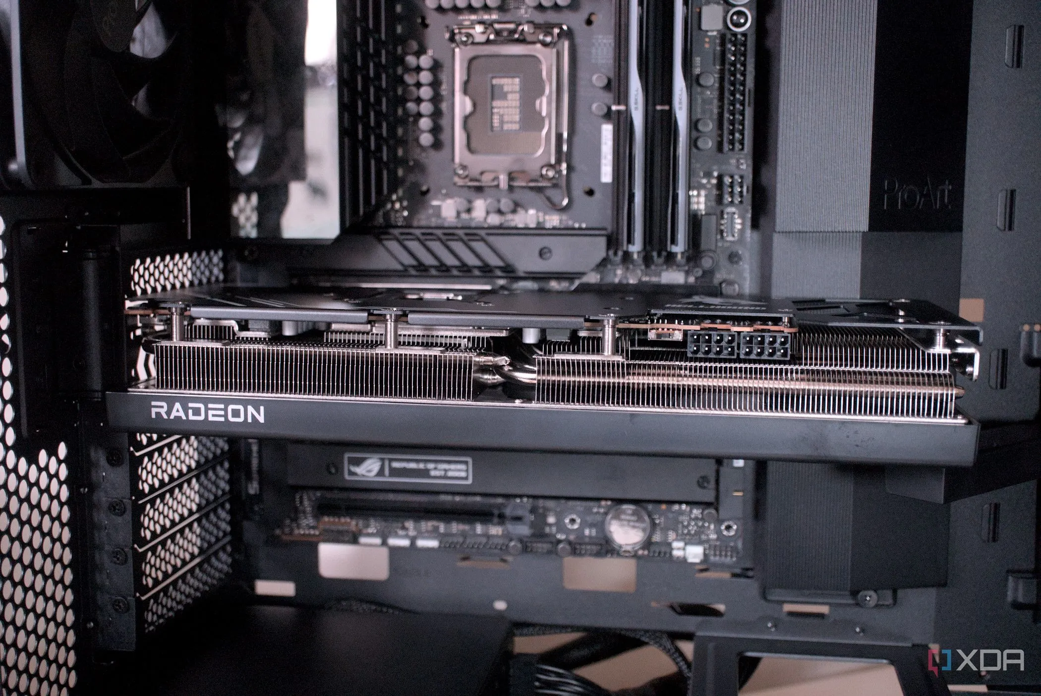 Card đồ họa được lắp trong vỏ case Asus ProArt PA602 cho PC làm việc