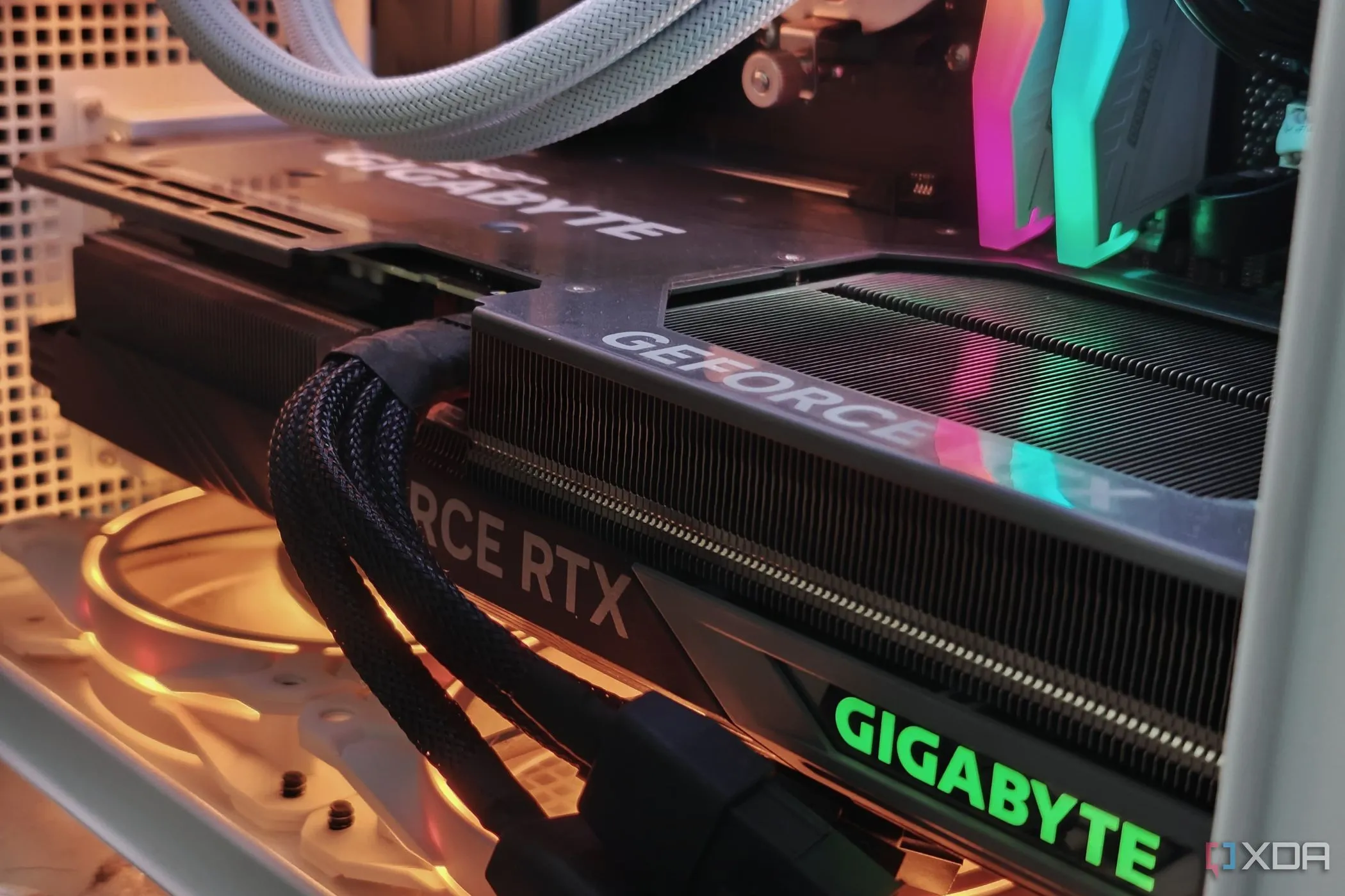 Card đồ họa Gigabyte GeForce RTX 4070 Ti Gaming OC được lắp trong PC với đèn RGB