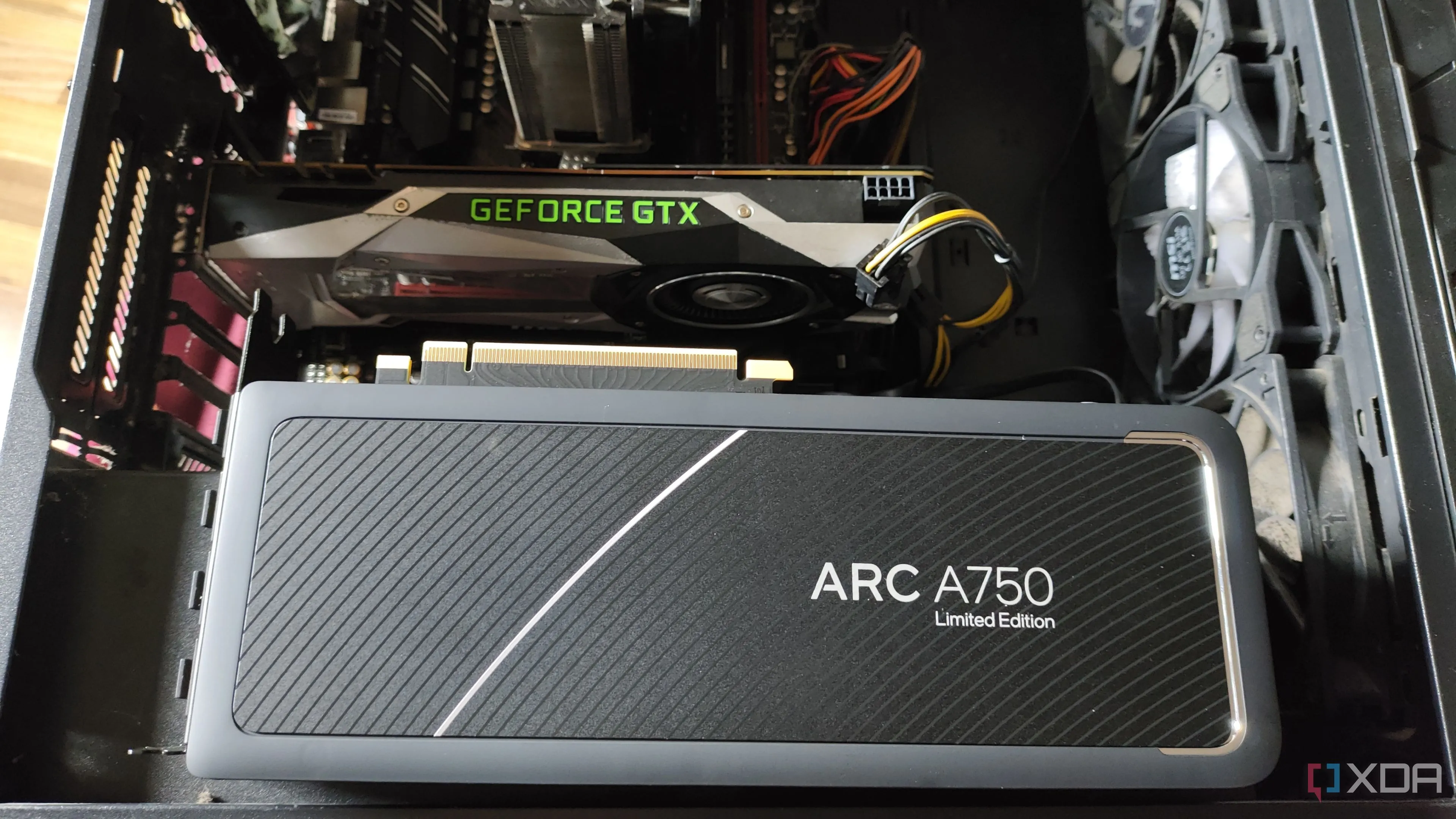 Card đồ họa Intel Arc A750 trên vỏ case chứa GTX 1080