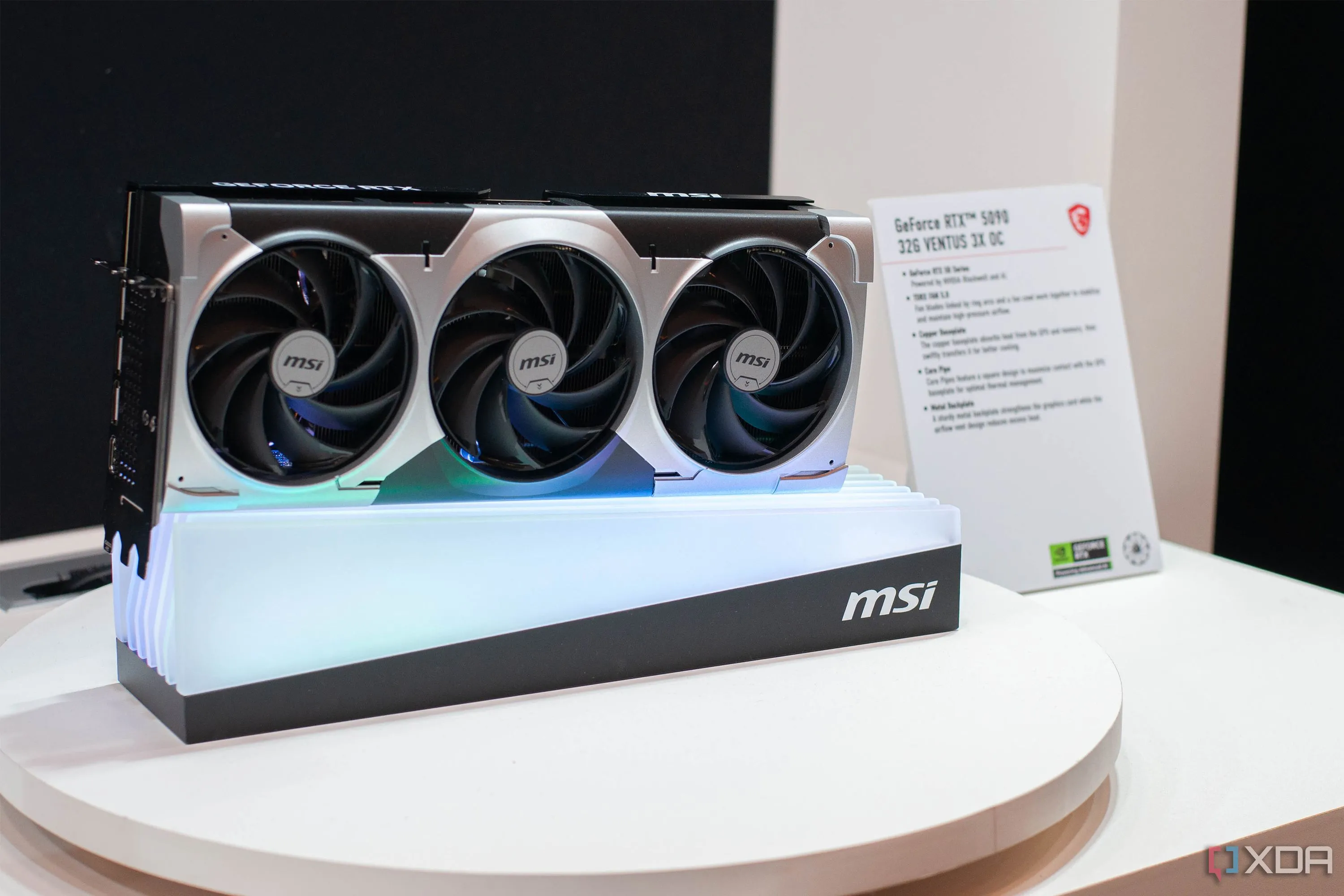 Card đồ họa MSI RTX 5090 tại CES 2025, minh họa sức mạnh cần được tối ưu bằng Lossless Scaling.